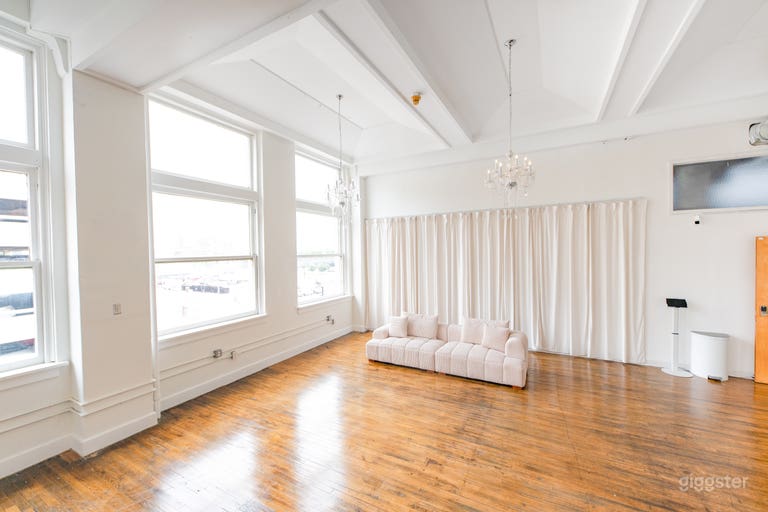  Downtown Studio with Natural Lighting 