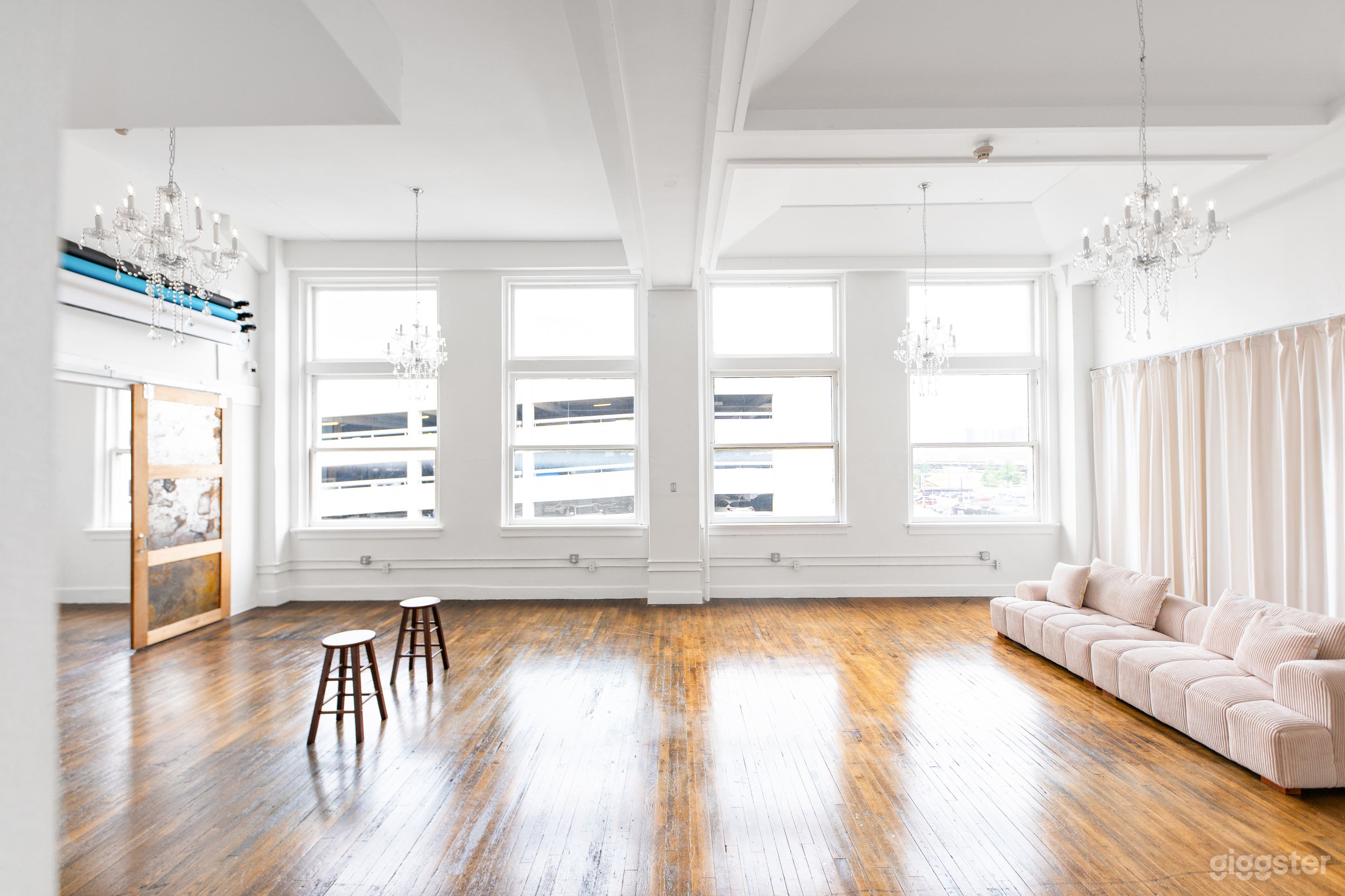 Downtown Studio with Natural Lighting Photo 2