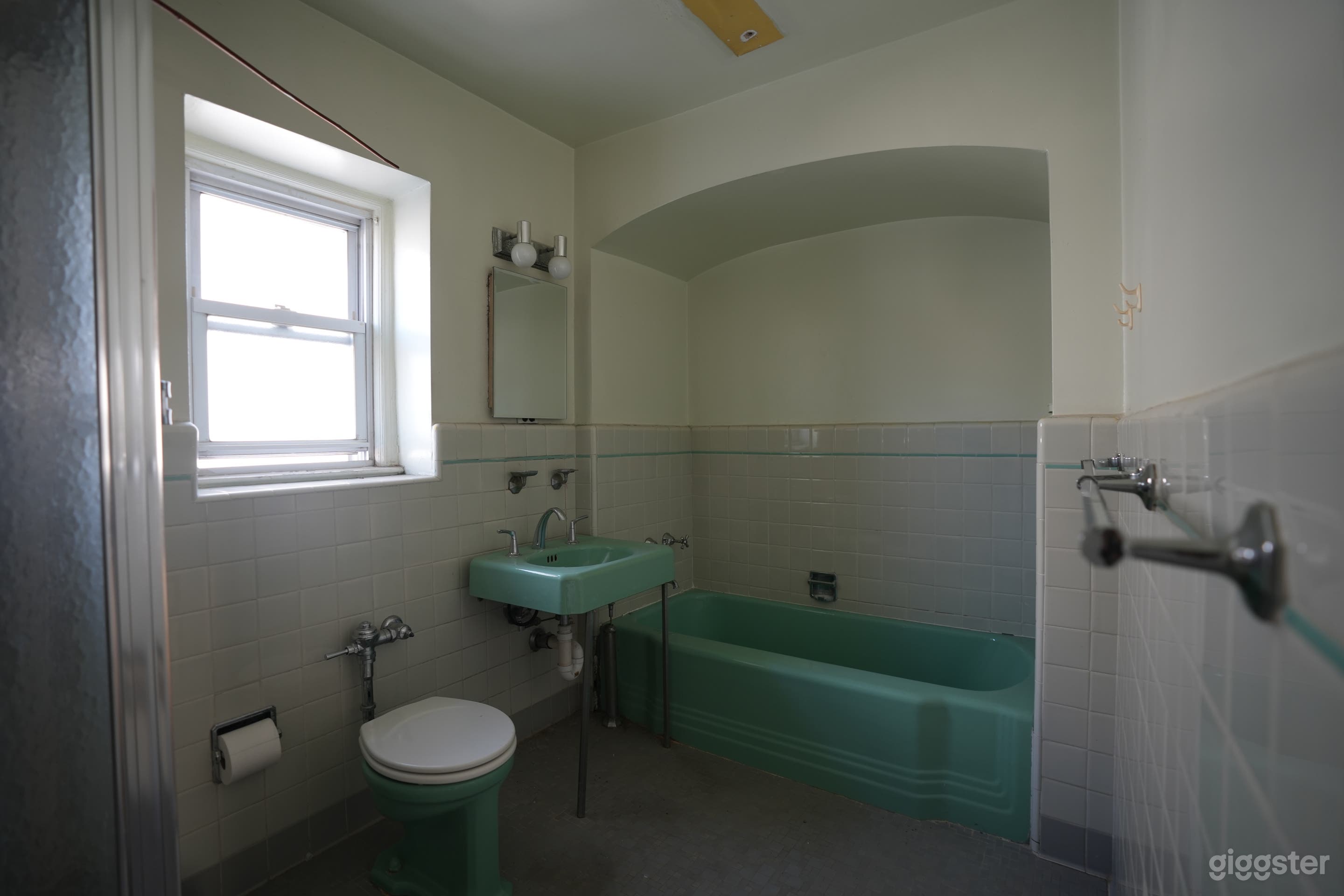 Large Vintage Home with Sun Room and Crystal Chandeliers Photo 2