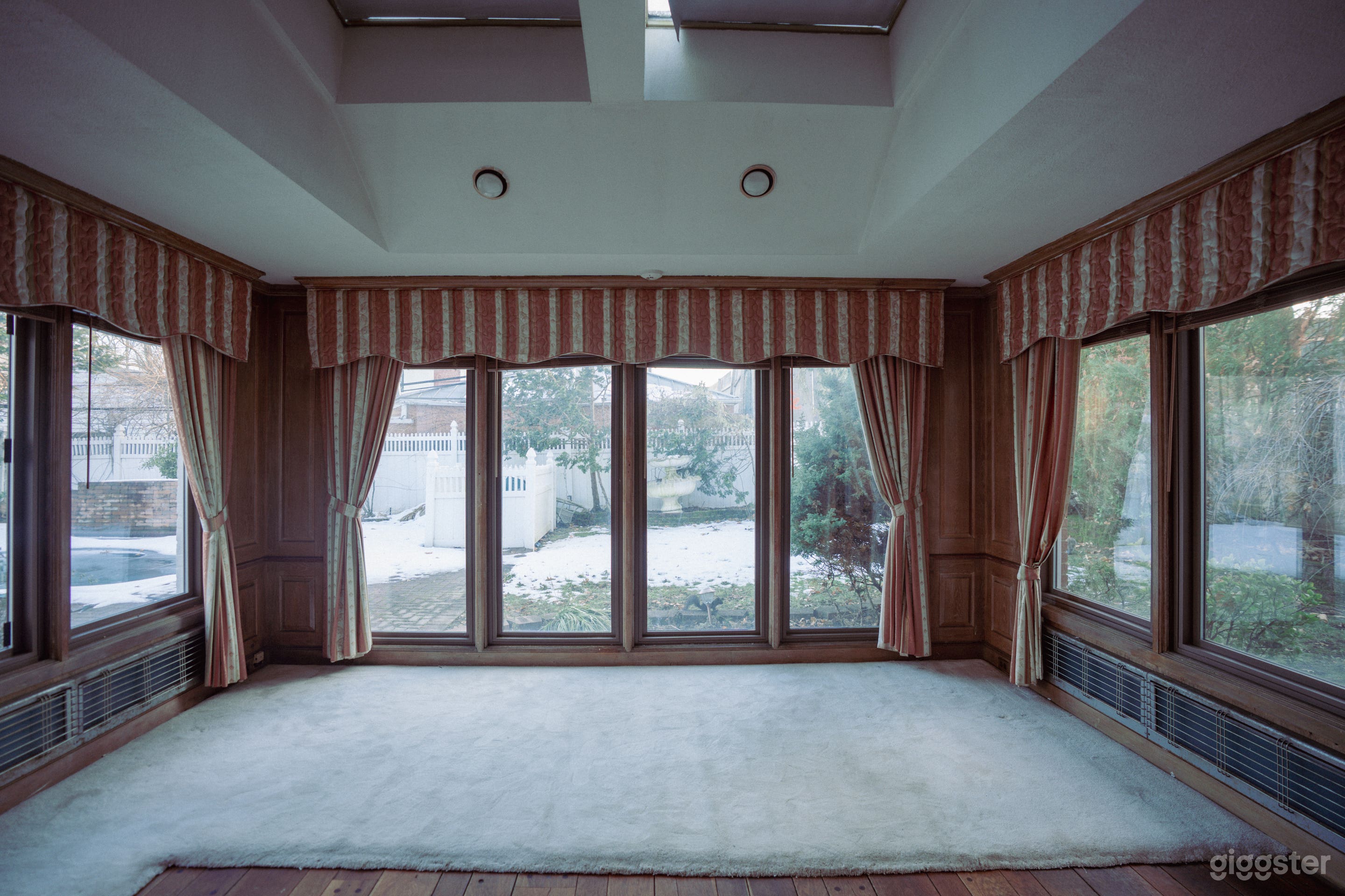 Large Vintage Home with Sun Room and Crystal Chandeliers Photo 4