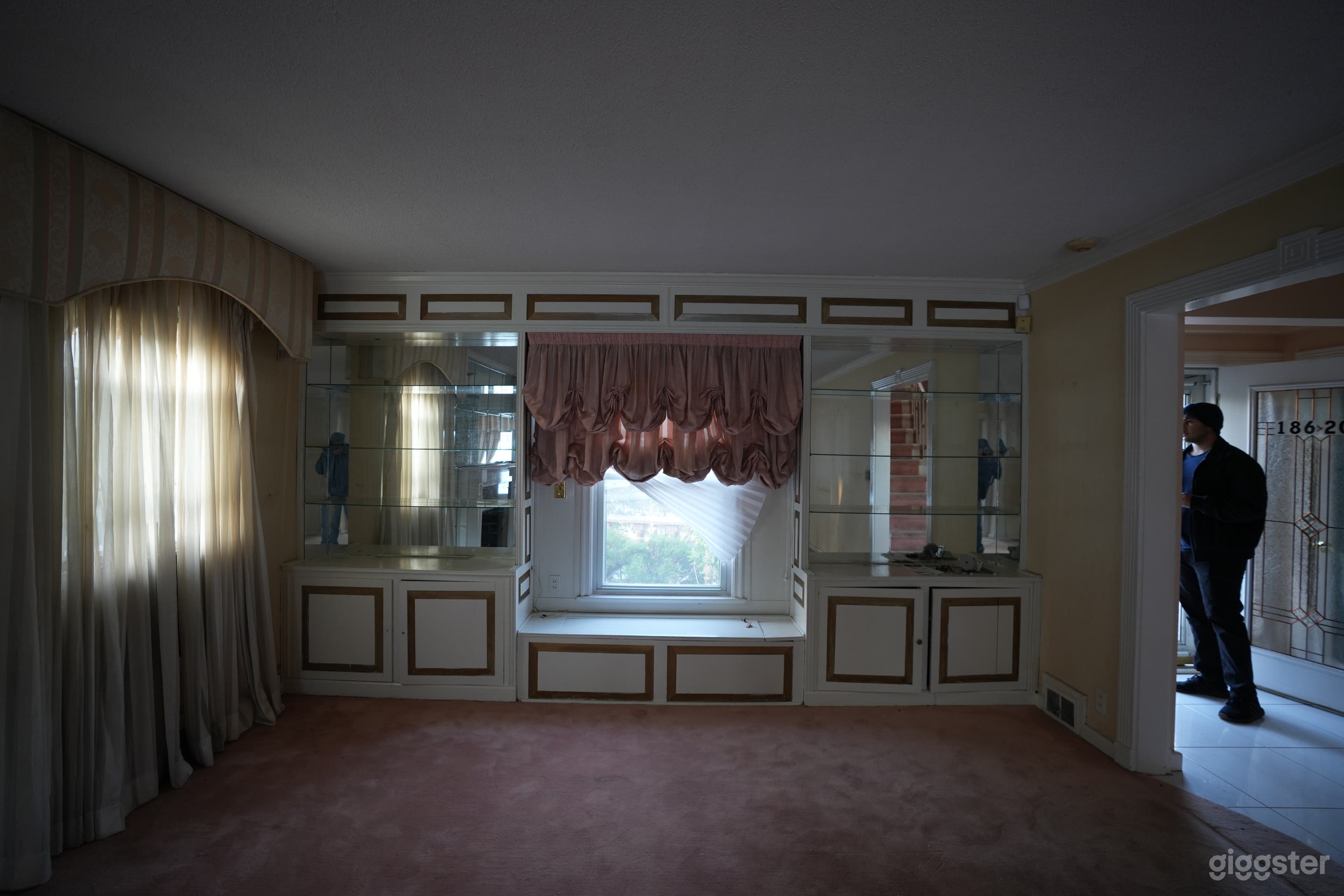 Large Vintage Home with Sun Room and Crystal Chandeliers Photo 4