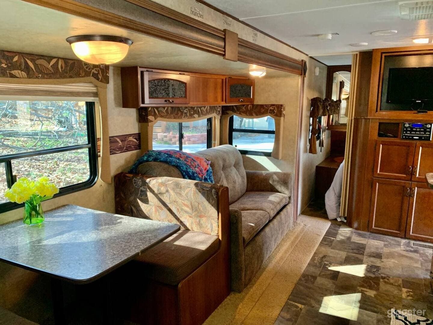 Avenger Oaks | Camper RV Photo 4