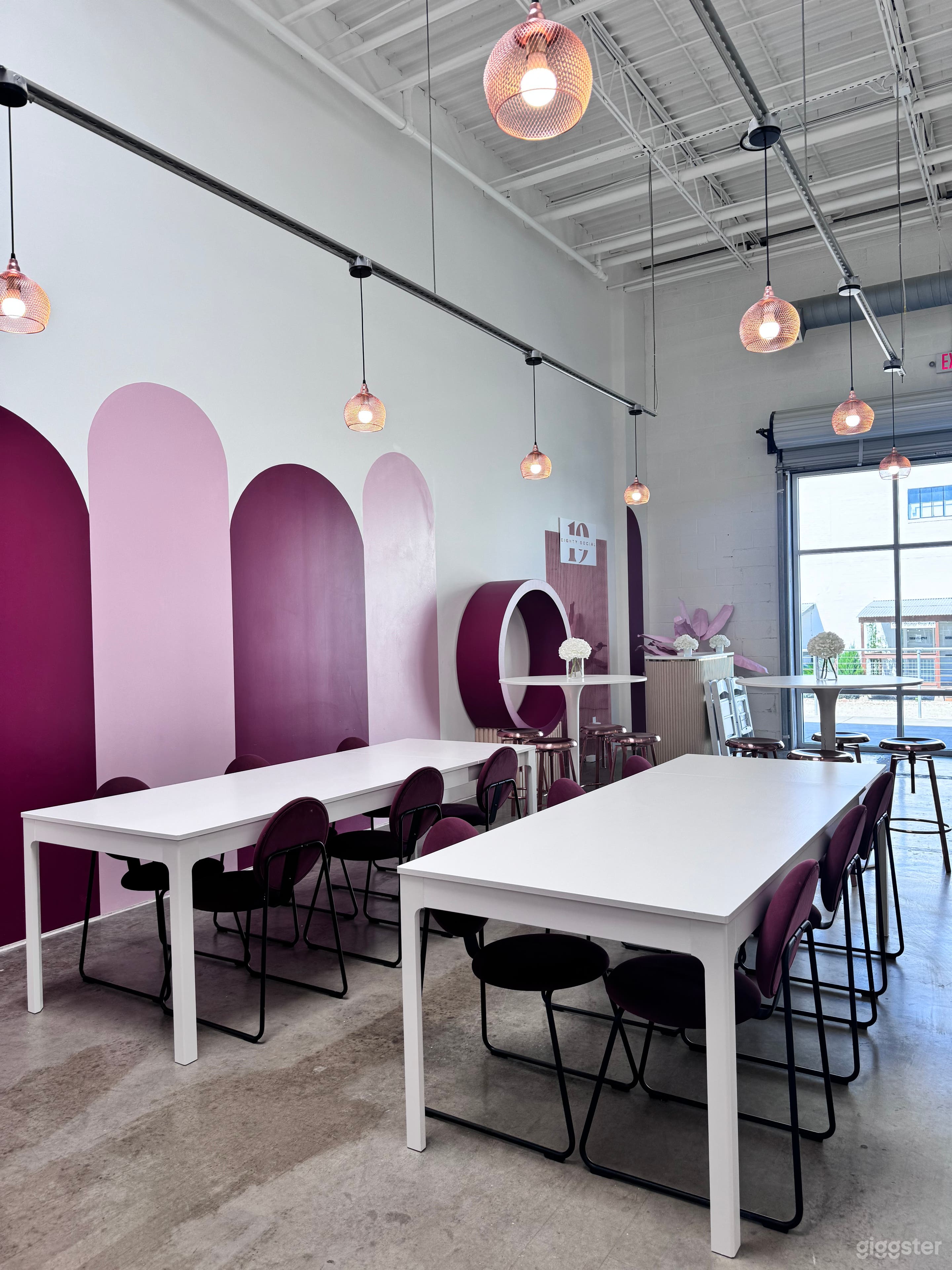 Chic cocktail Bar with Retro Ambience Photo 1