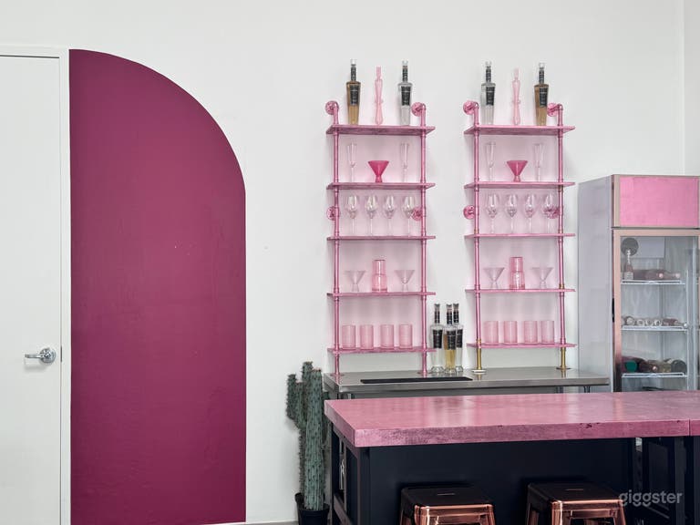  Chic cocktail Bar with Retro Ambience 