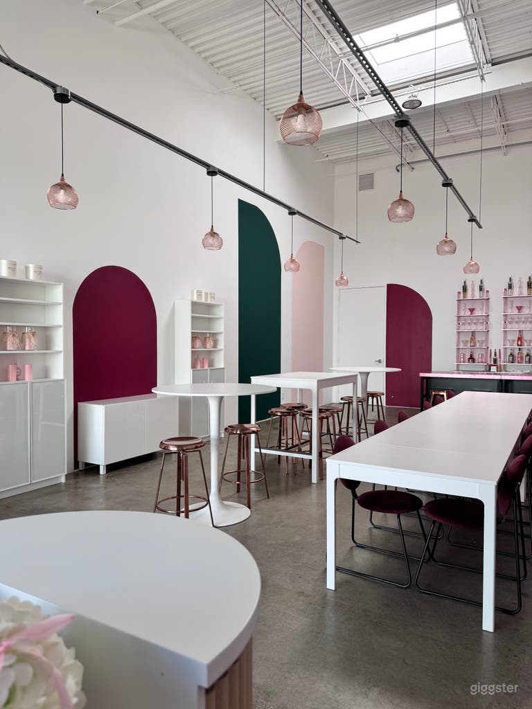  Chic cocktail Bar with Retro Ambience 