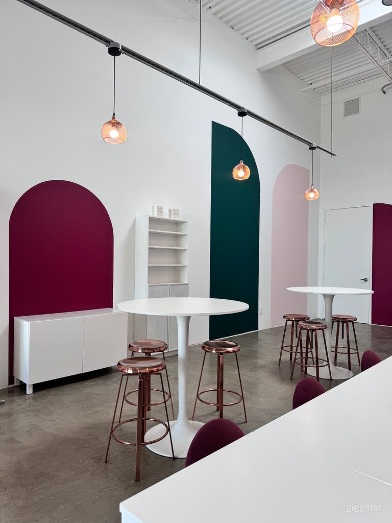  Chic cocktail Bar with Retro Ambience 