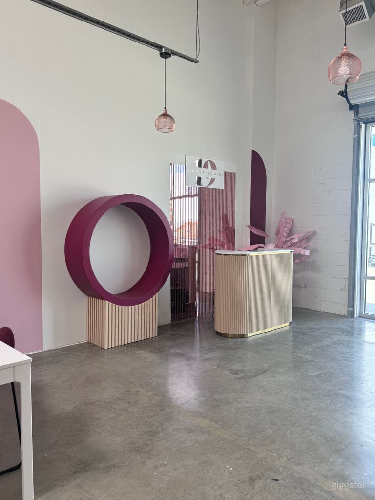  Chic cocktail Bar with Retro Ambience 