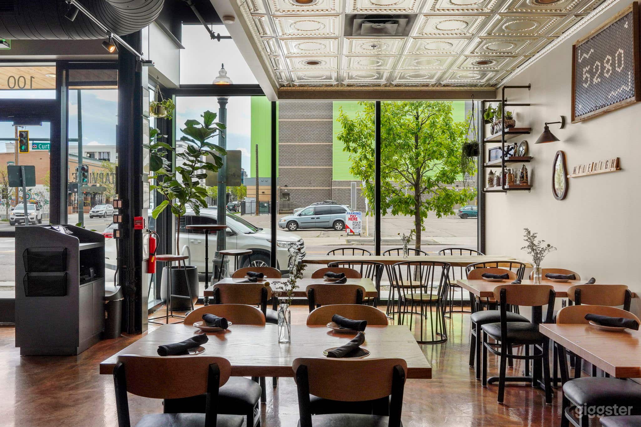 Versatile Venue with Vibrant Atmosphere  Photo 3