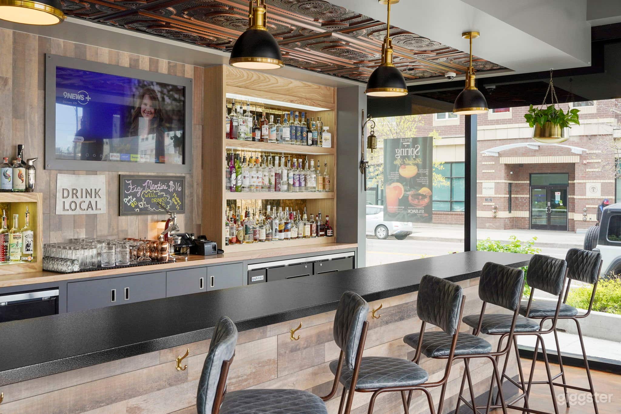 Versatile Venue with Vibrant Atmosphere  Photo 2