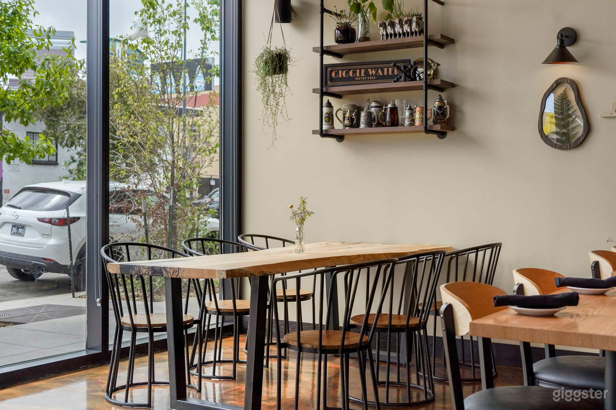 Versatile Venue with Vibrant Atmosphere  Photo 4