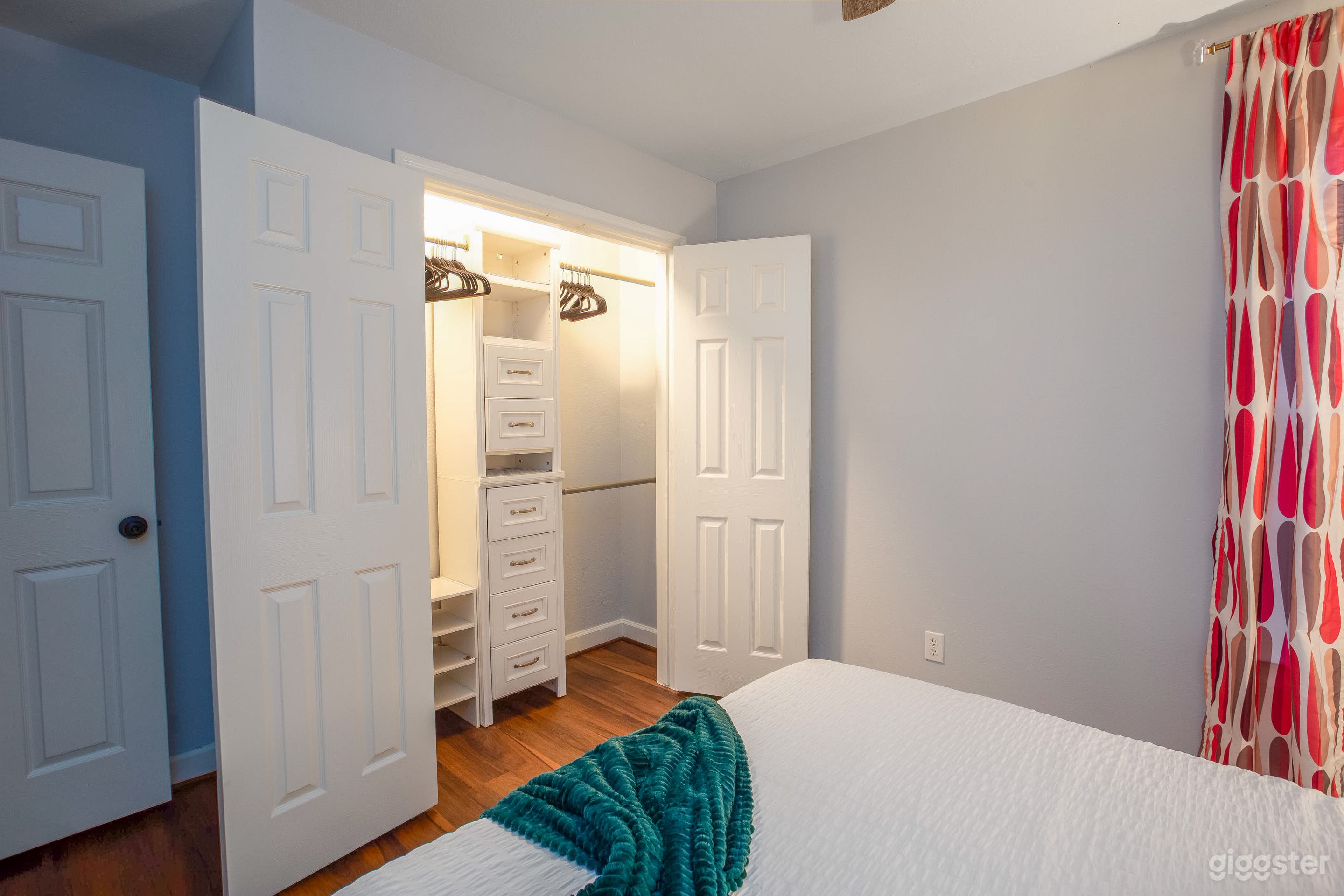 Art Deco Theme with Skyline Views in Midtown Photo 4