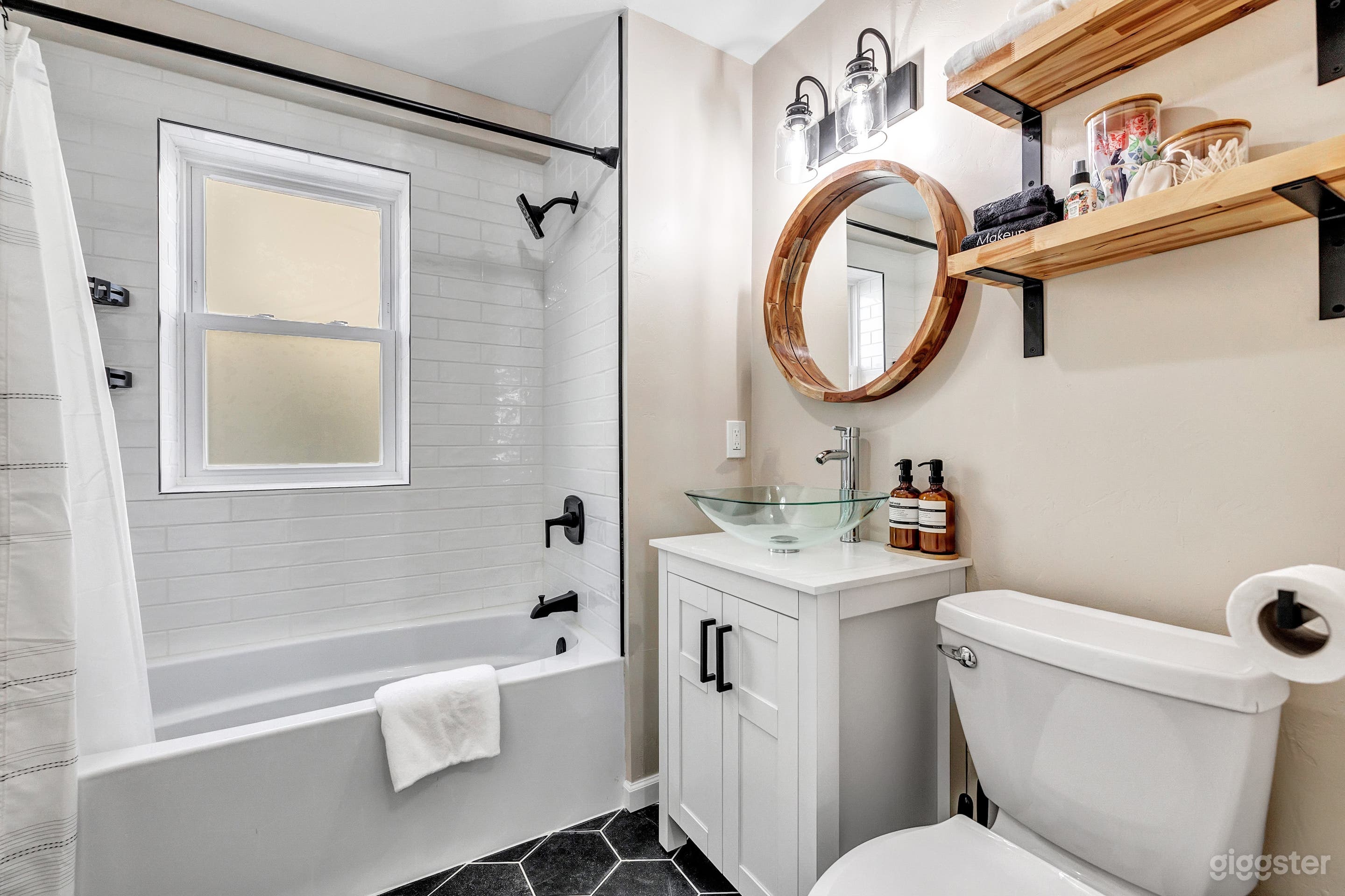 Newly renovated apartments with Lake View!  Photo 3