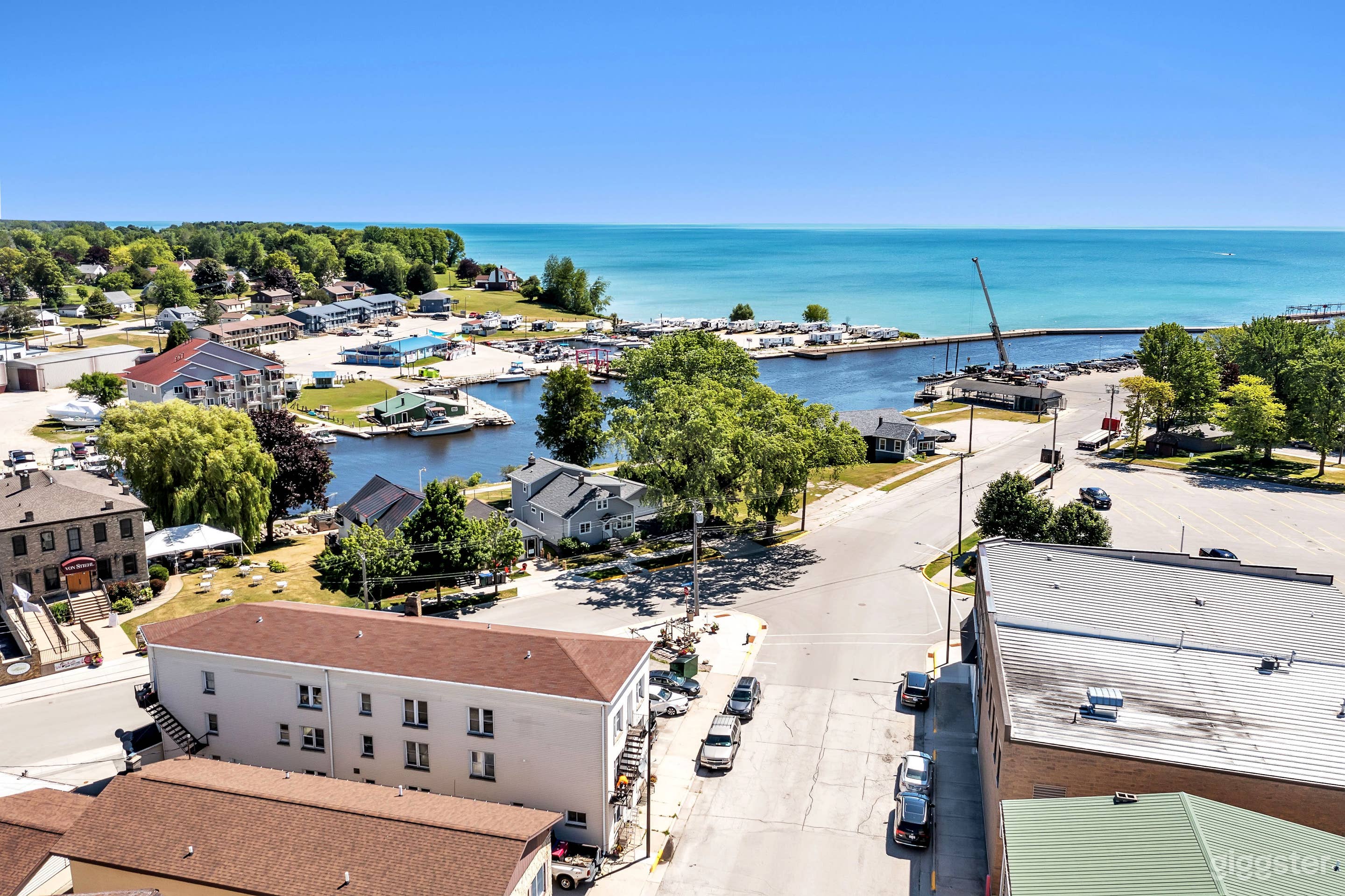 Newly renovated apartments with Lake View!  Photo 1