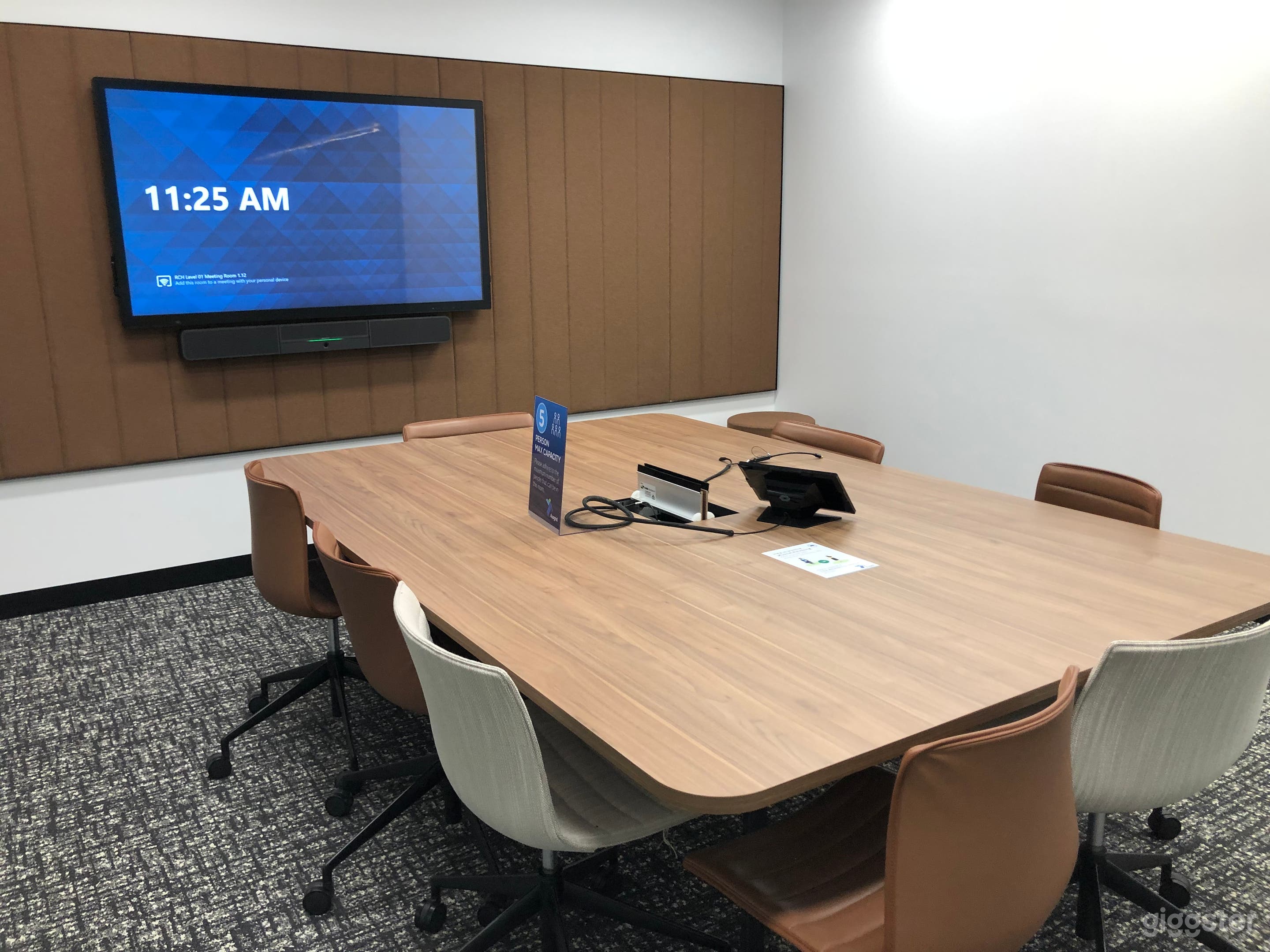 Large Meeting Room Photo 2