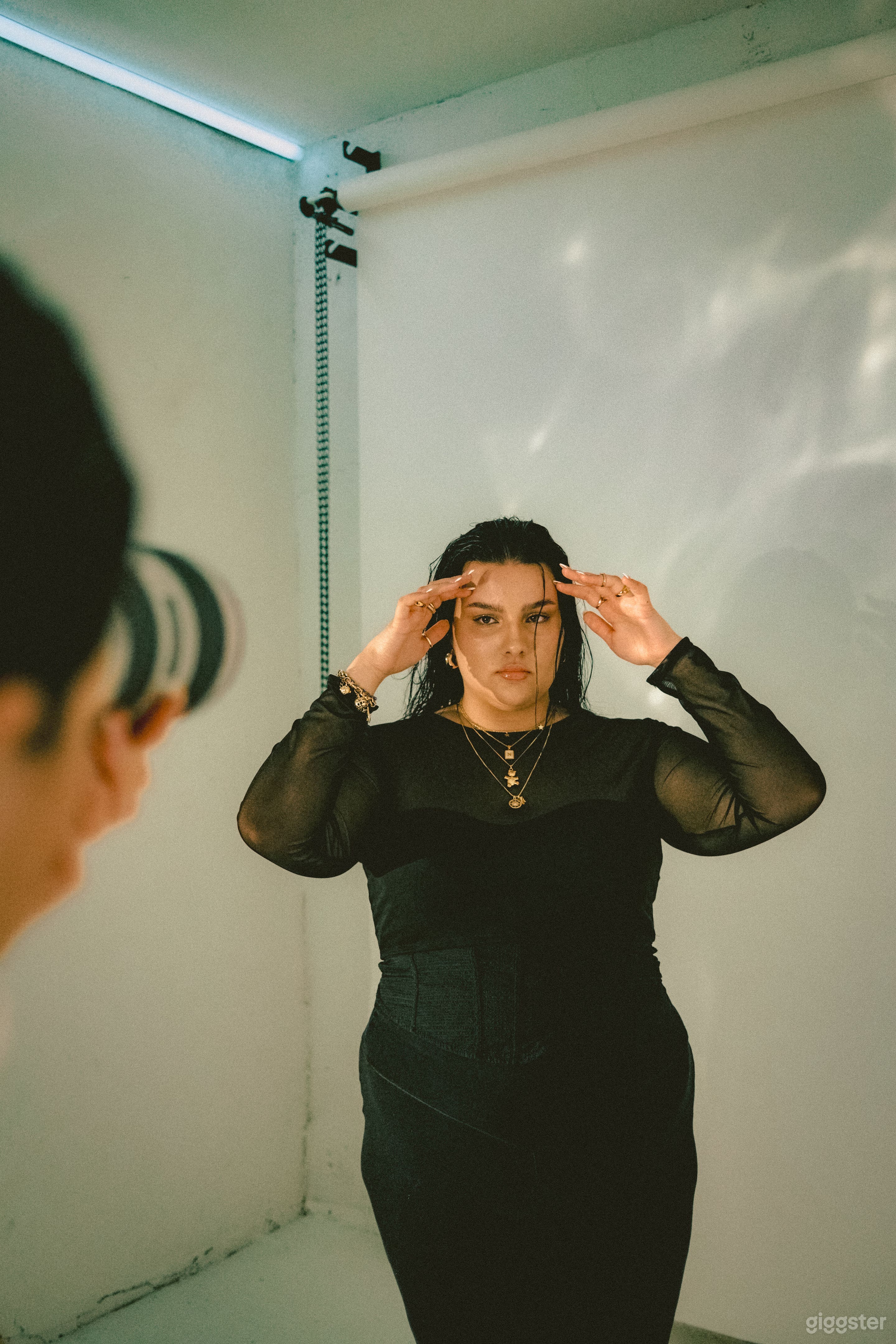 Affordable Photo Studio - Built-In LED's, Equip, Backdrops Photo 4