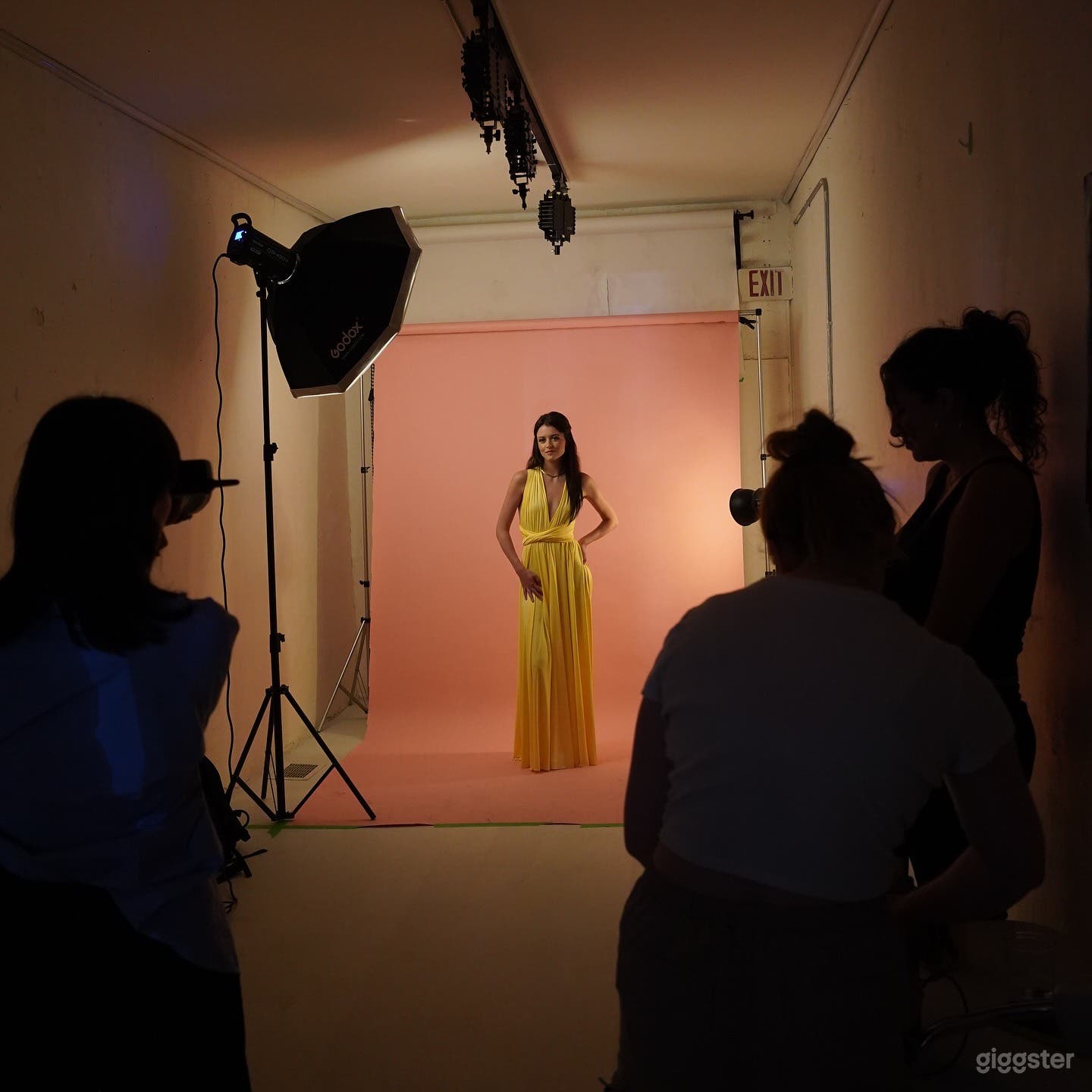 Affordable Photo Studio - Built-In LED's, Equip, Backdrops Photo 1