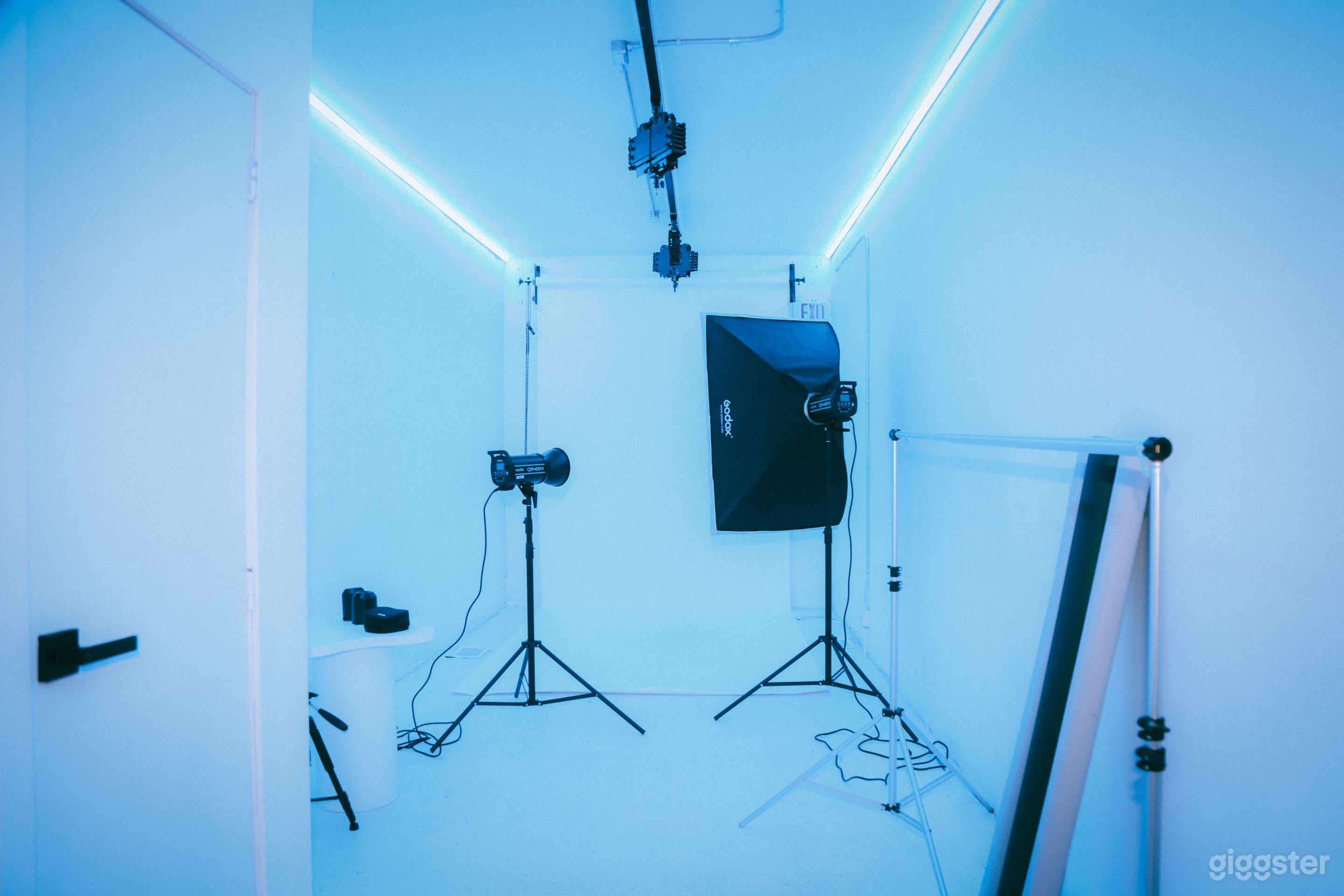 Affordable Photo Studio - Built-In LED's, Equip, Backdrops Photo 3