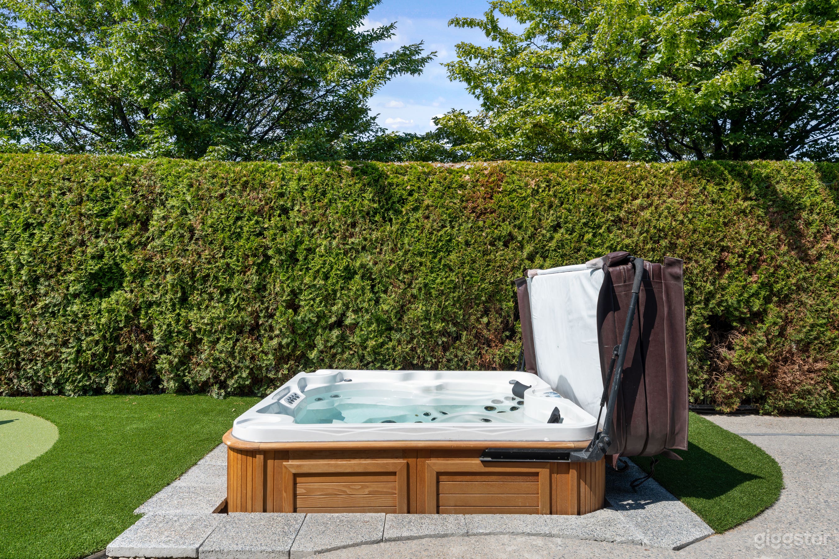 Modern Retreat in West Kelowna Wine Country Photo 4