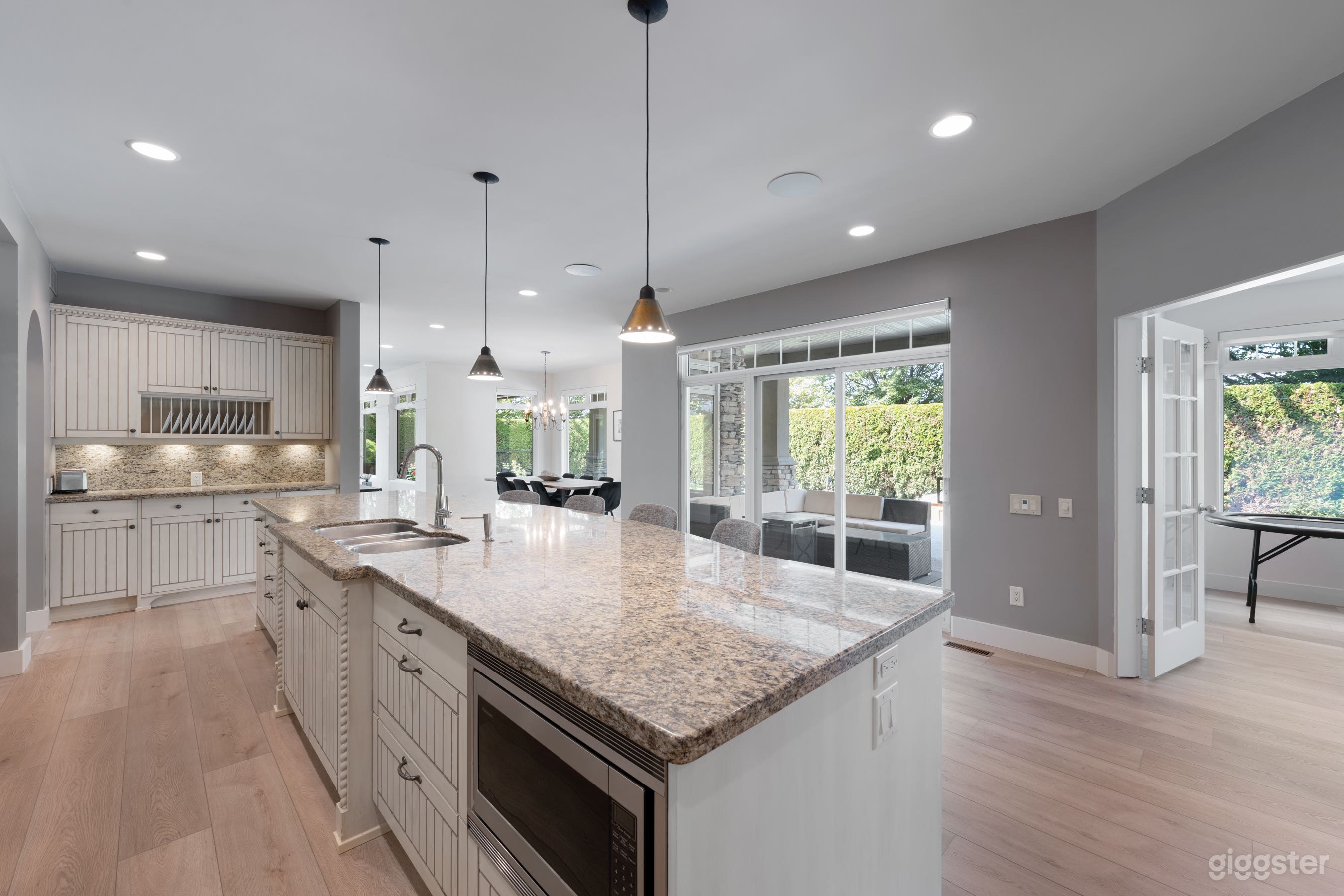 Modern Retreat in West Kelowna Wine Country Photo 2