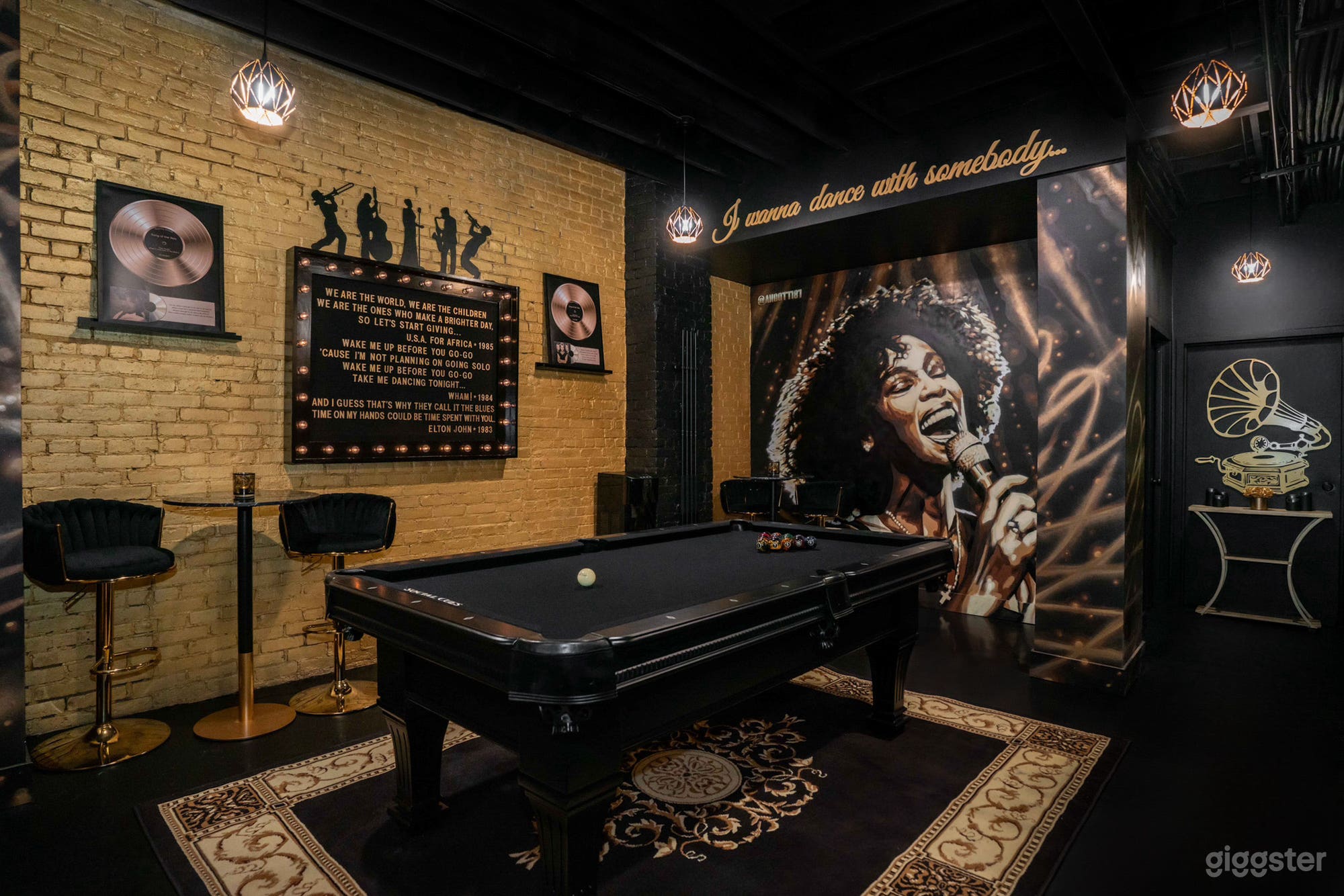 Golden Noir Music-Themed Private Lounge Photo 4