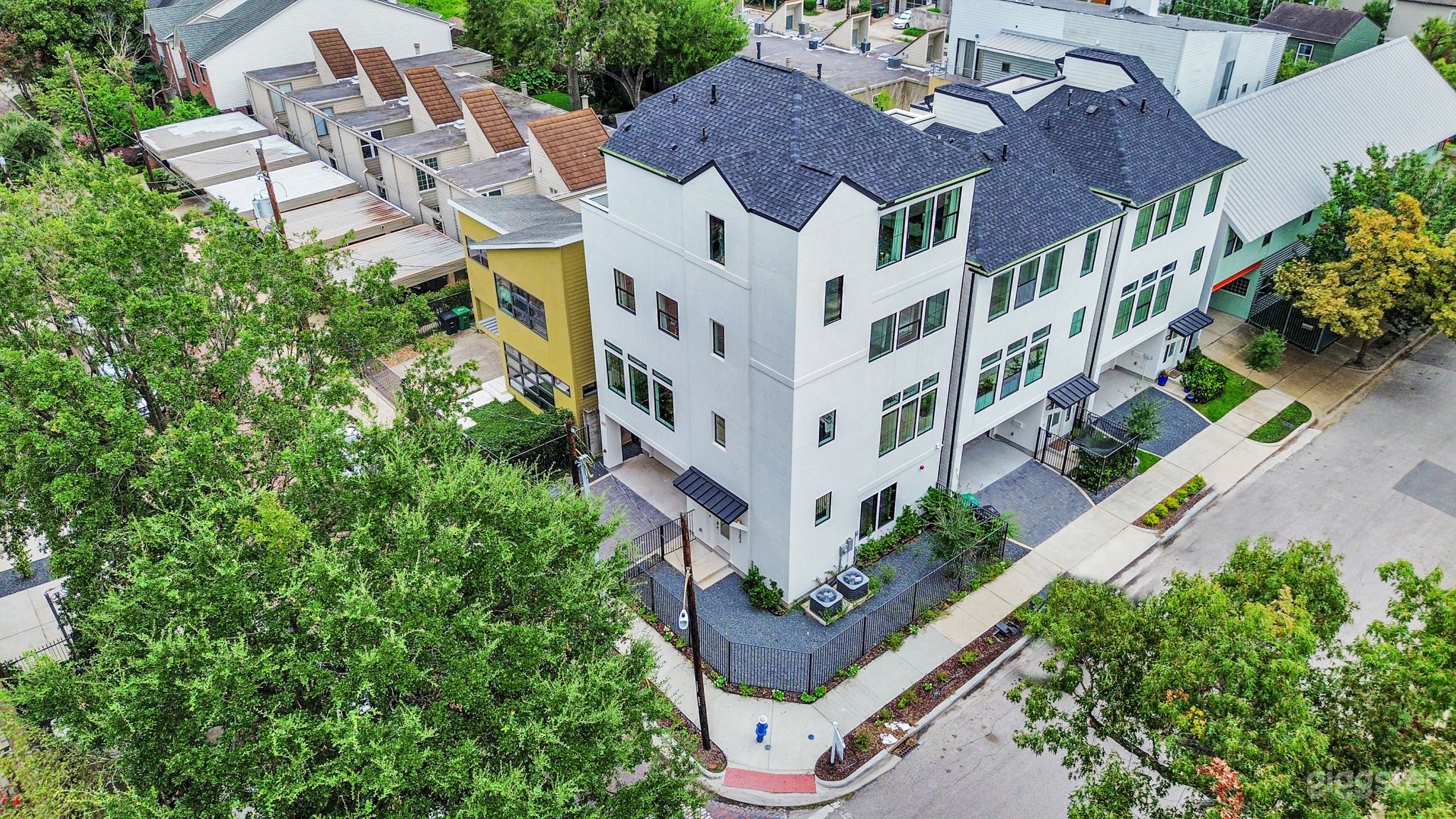 Upscale Montrose Stay | Rooftop Lounge + City Views Photo 1