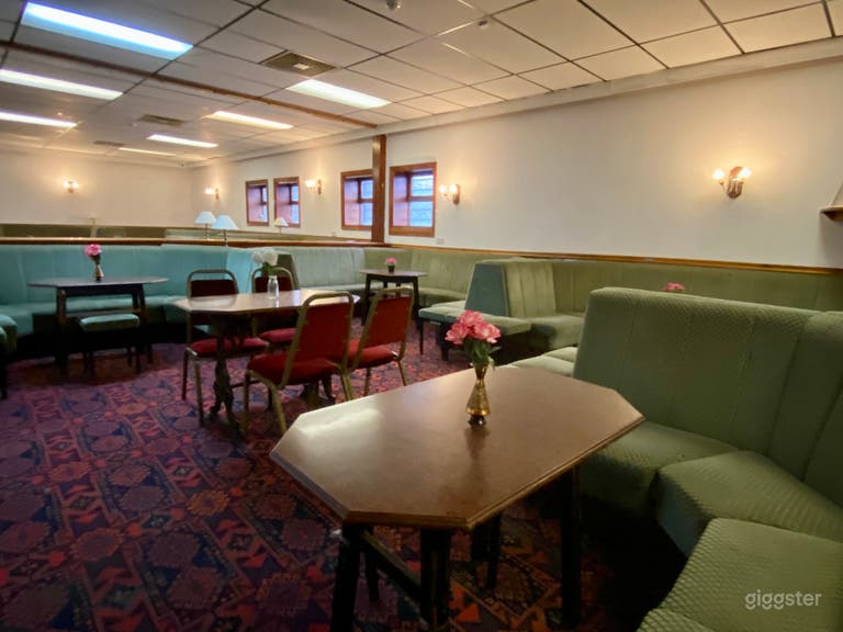  The main function room with cosy booth seating. 