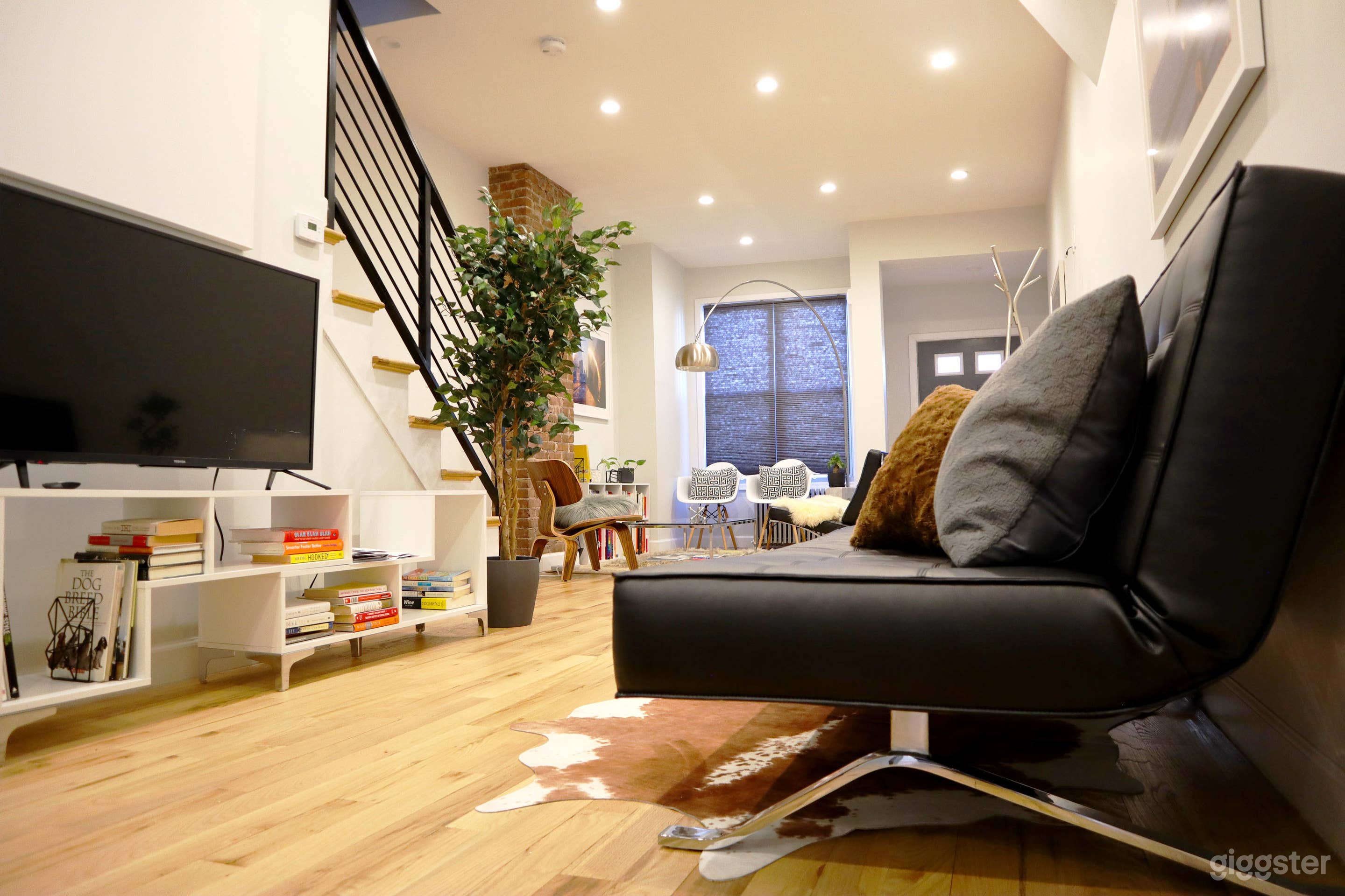 Minimalist mid-century modern lounge and kitchen Photo 1