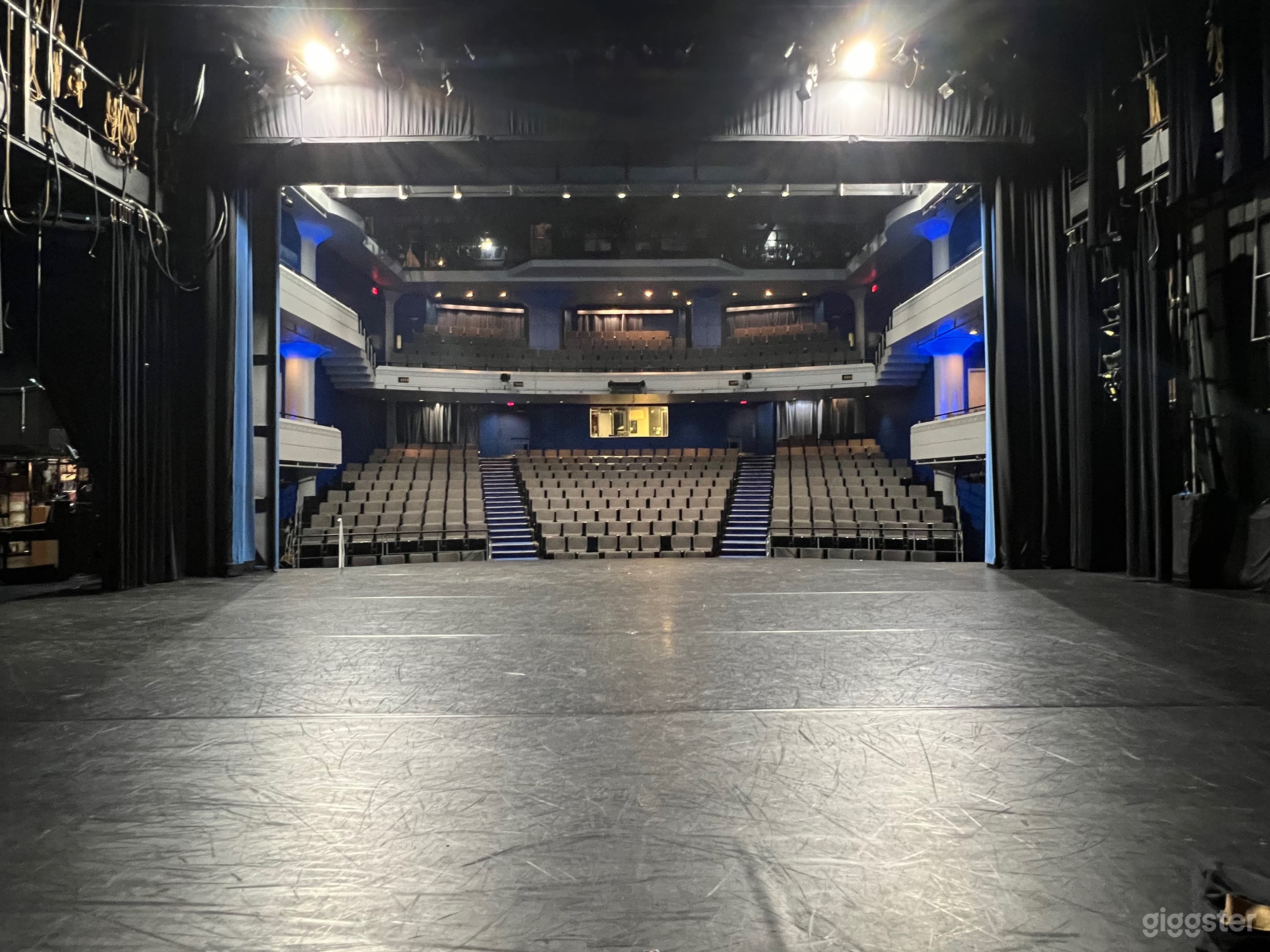 Two-Level Proscenium Theatre with 446 Seats Photo 3