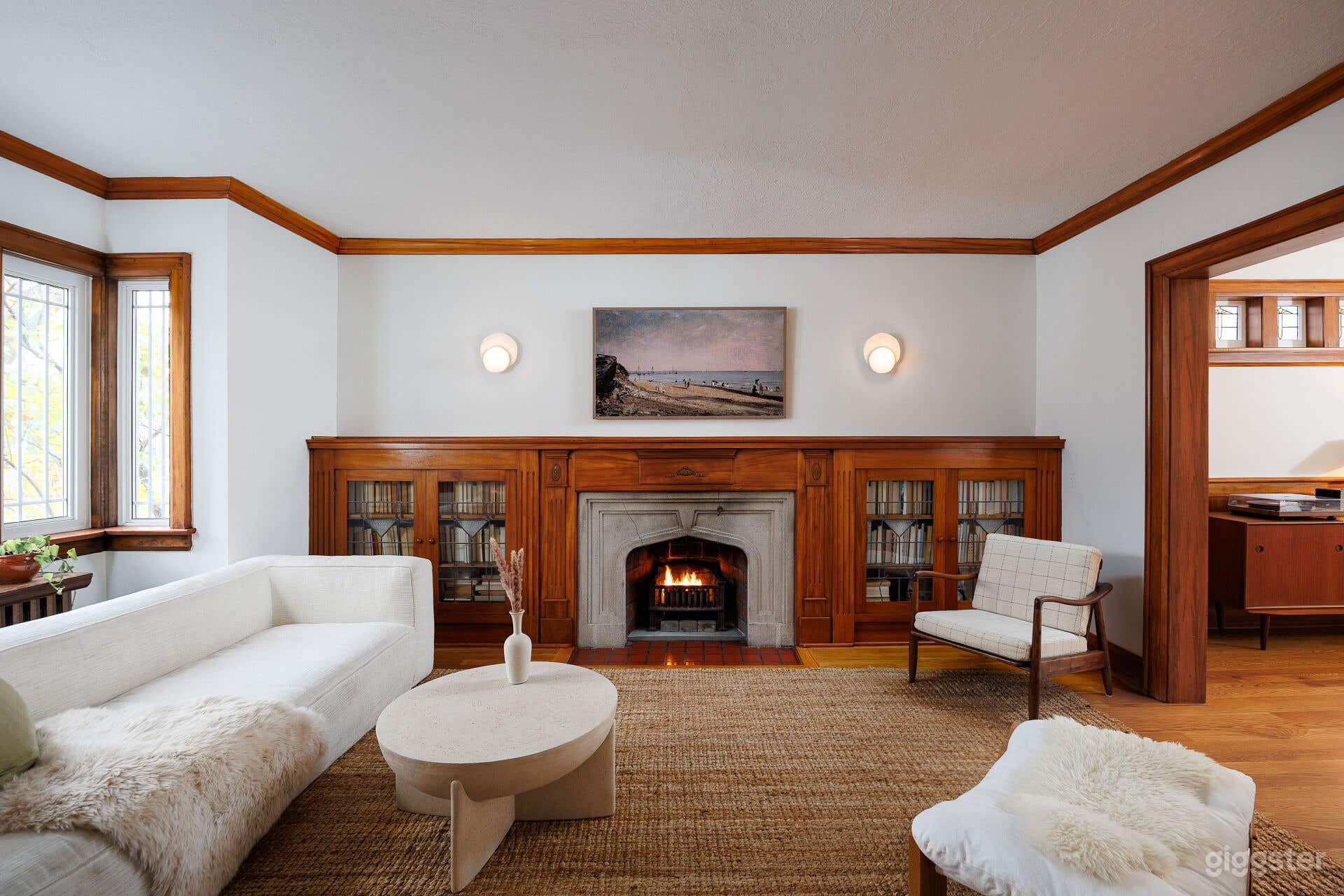 Bright & Spacious Modern Home Photo 4
