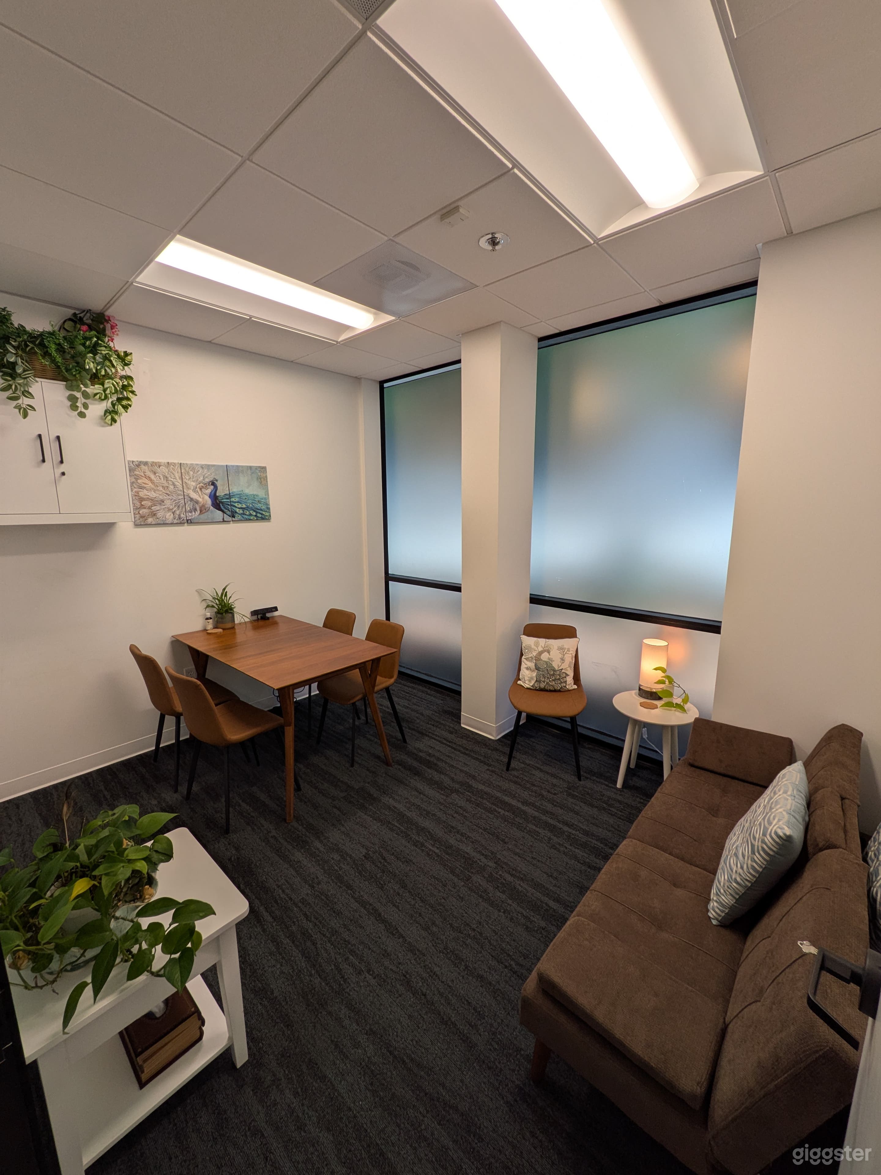 Modern meeting room perfect for coaching &amp; therapy sessions Photo 1