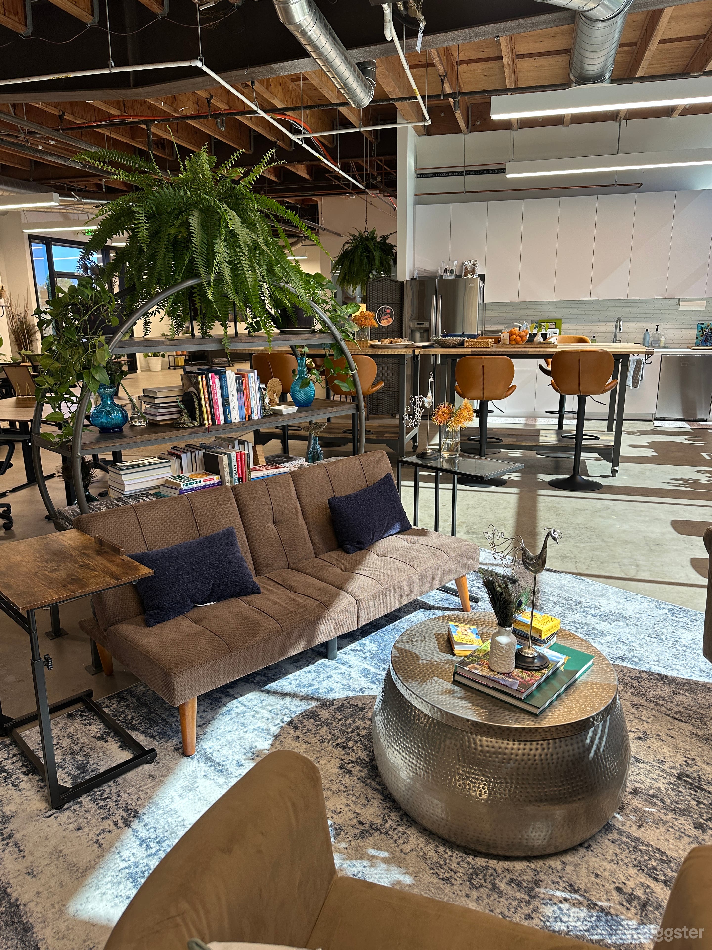 Modern meeting room perfect for coaching &amp; therapy sessions Photo 3