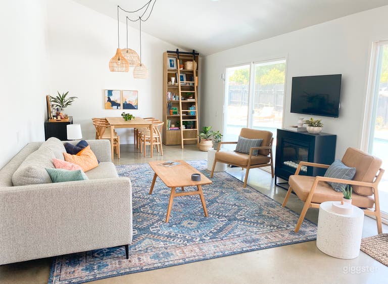 Fresh, Bright, Minimalist House with Fully Stocked Kitchen 