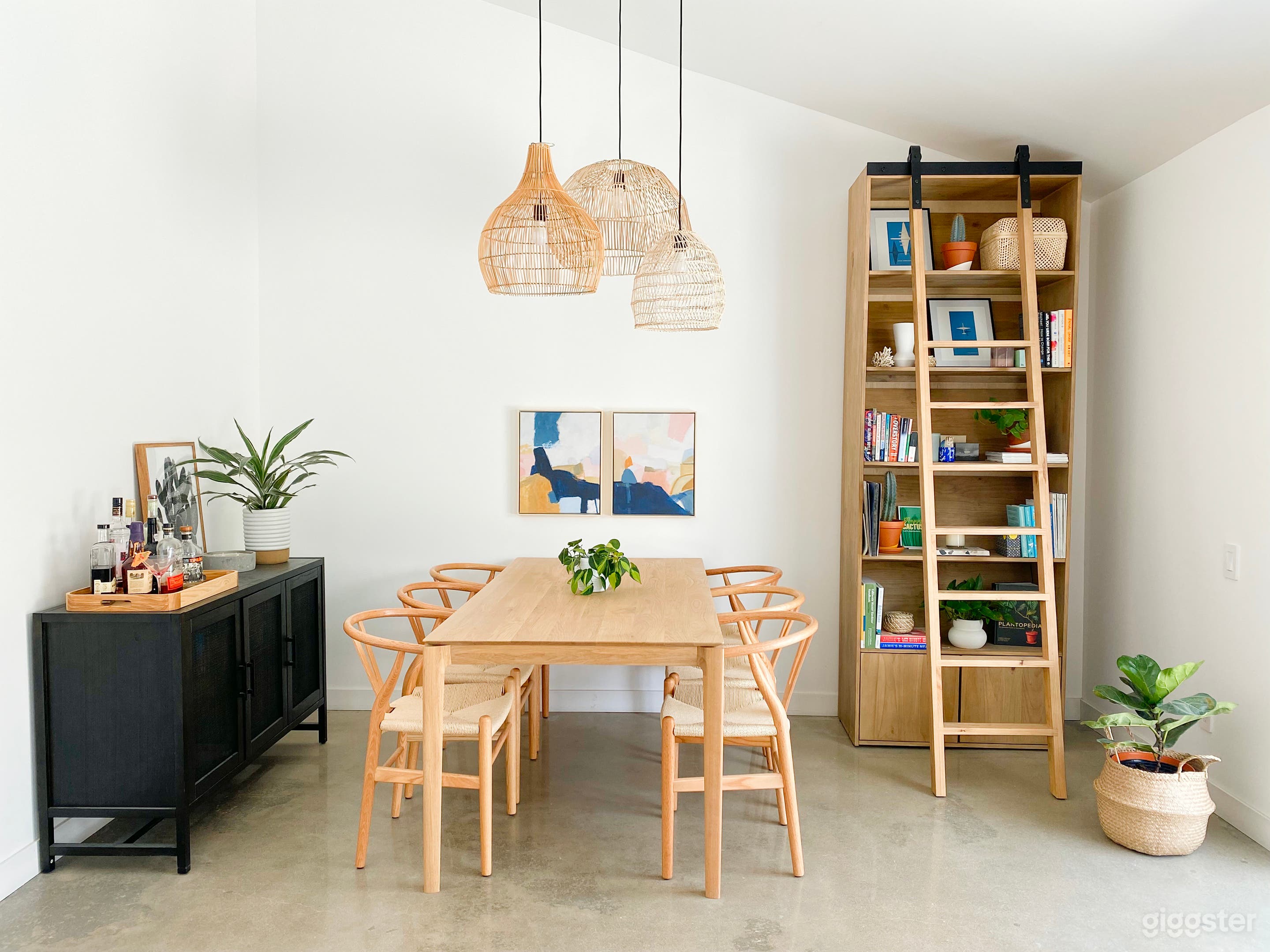 Fresh, Bright, Minimalist House with Fully Stocked Kitchen Photo 3