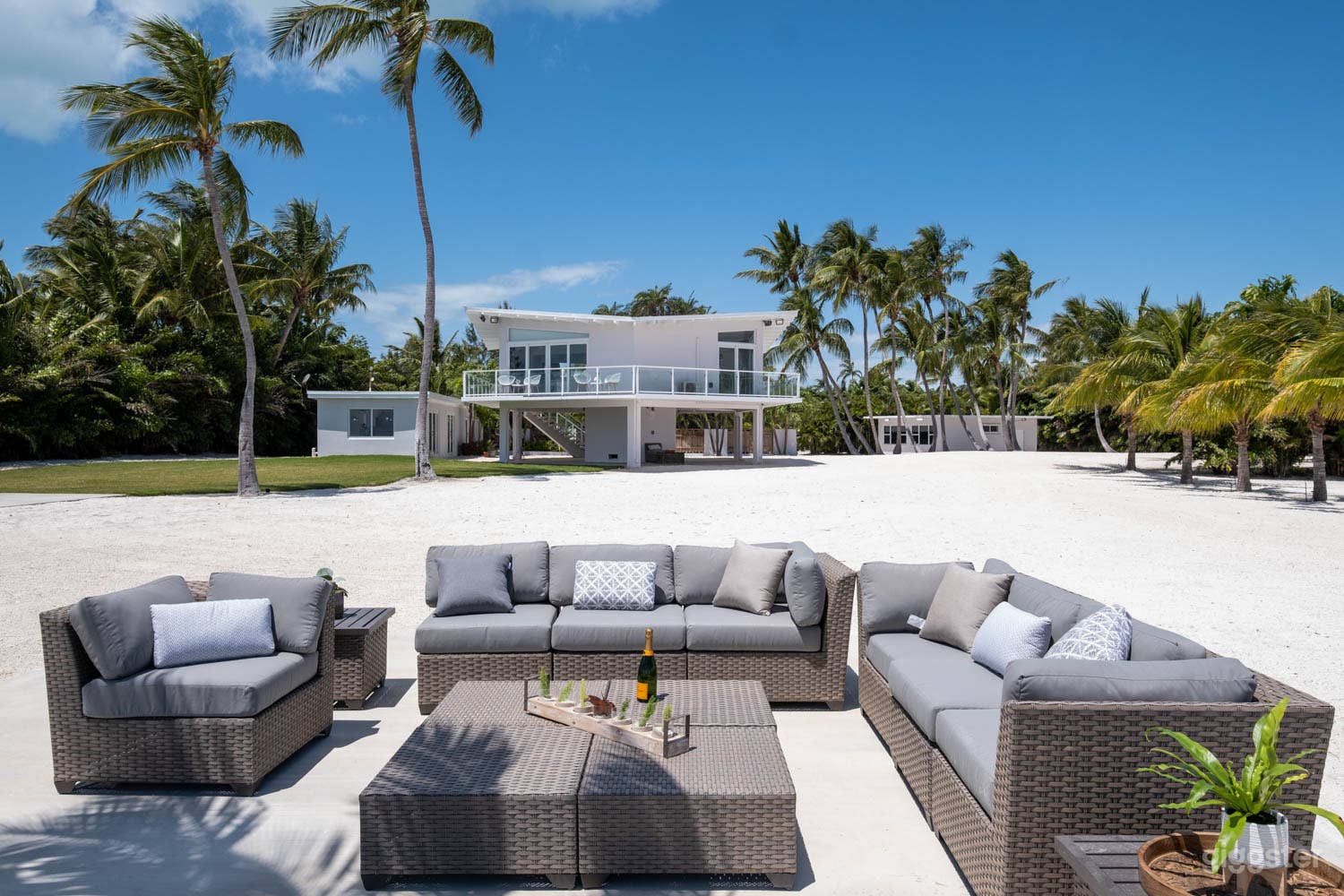 Majestic Keys oceanfront estate w/private beach Photo 2