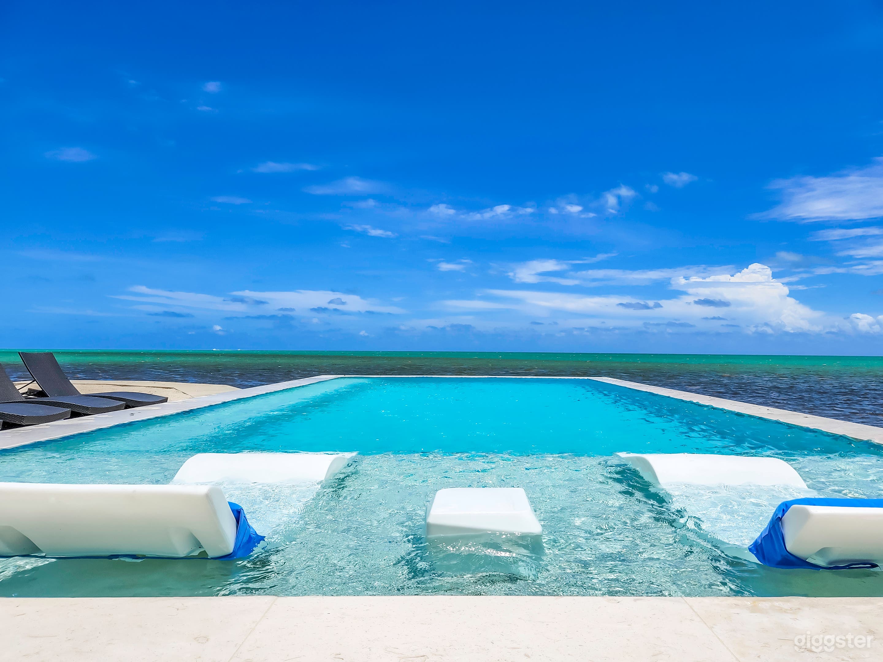 Majestic Keys oceanfront estate w/private beach Photo 4