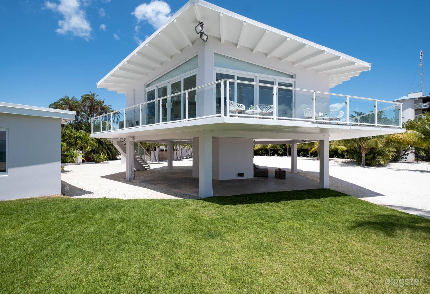 Majestic Keys oceanfront estate w/private beach Photo 3