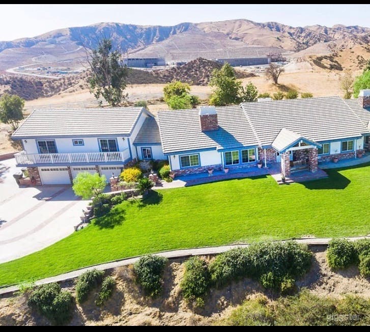 Large Ranch home with amazing views  Photo 1