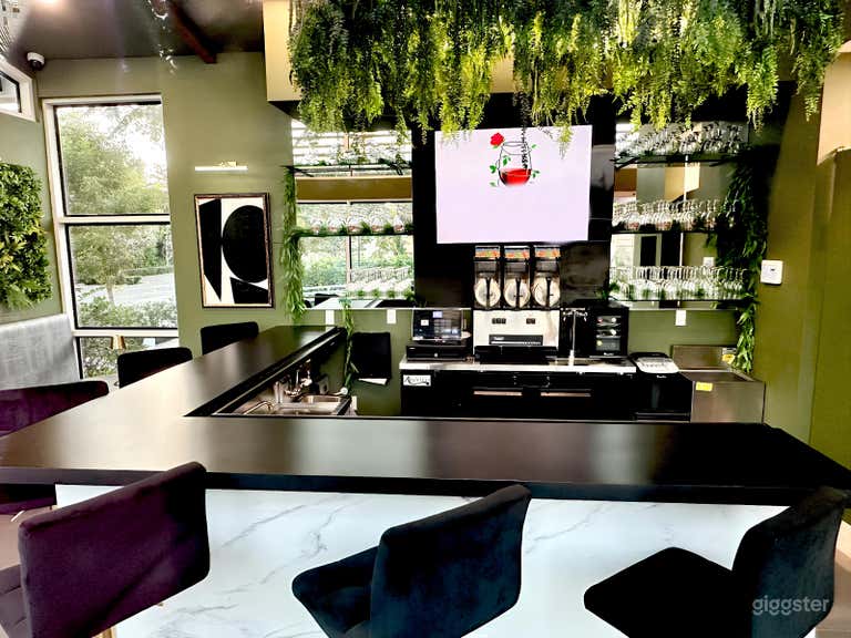  Bar à vin intime intérieur, salon confortable pour petits événements 