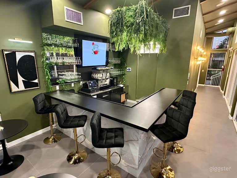  Bar à vin intime intérieur, salon confortable pour petits événements 