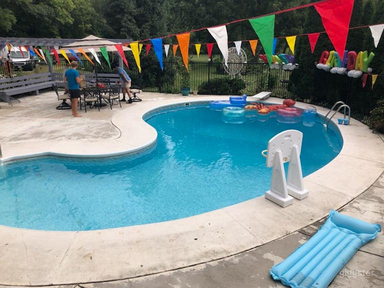  Kidney-Shaped Pool in a 10-Acre Estate 