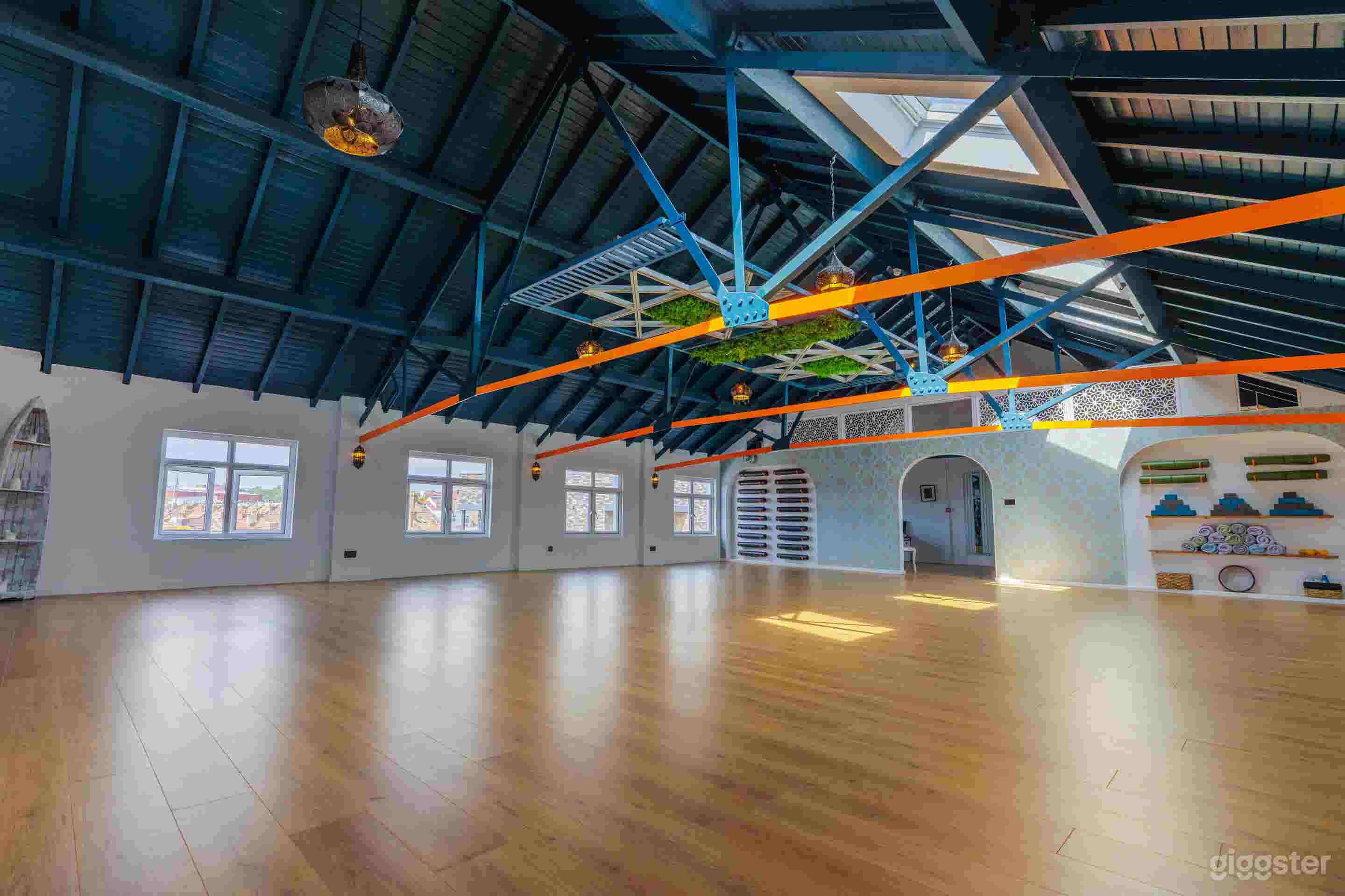 Beautiful Rooftop Studio with City Views Photo 1