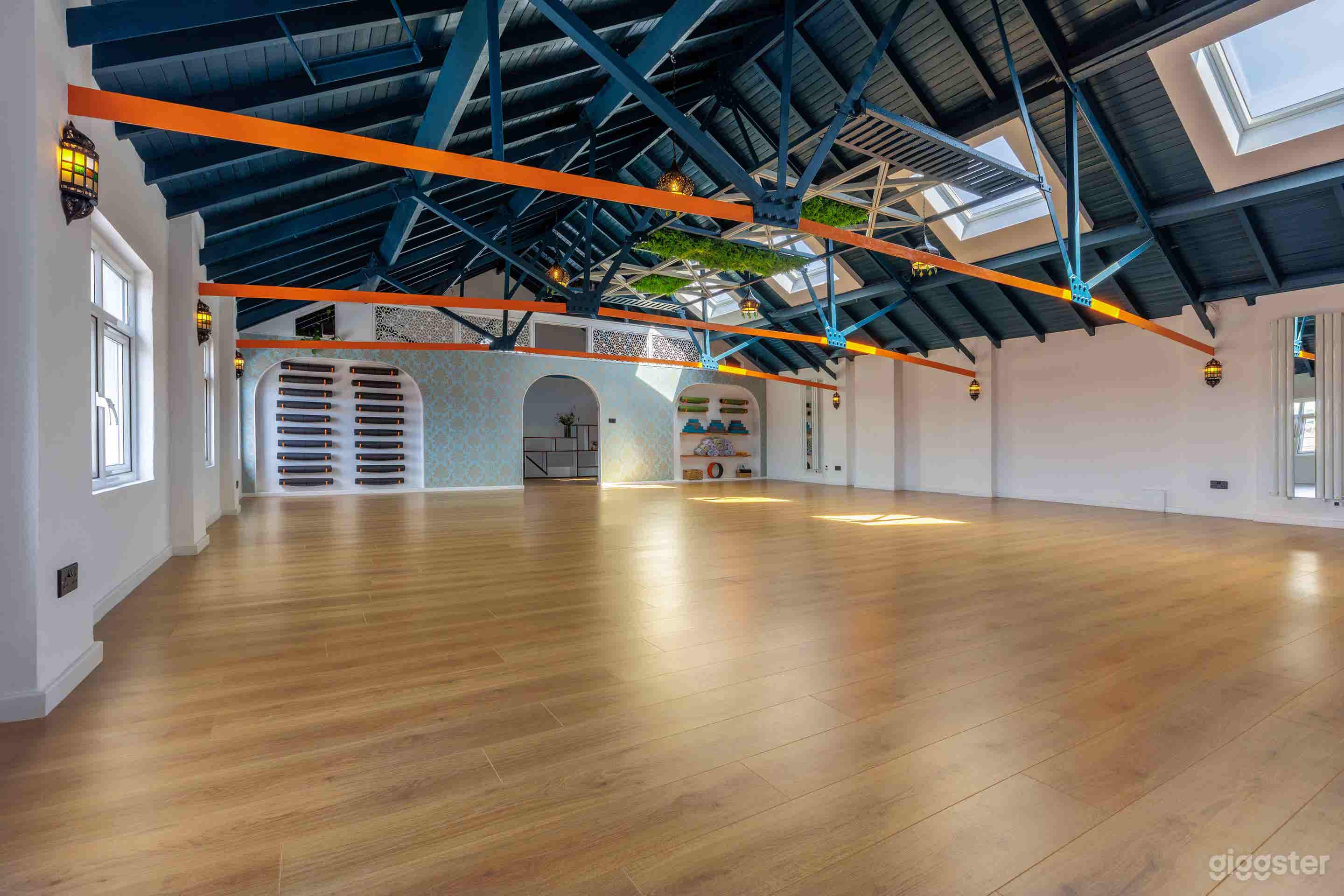 Beautiful Rooftop Studio with City Views Photo 3