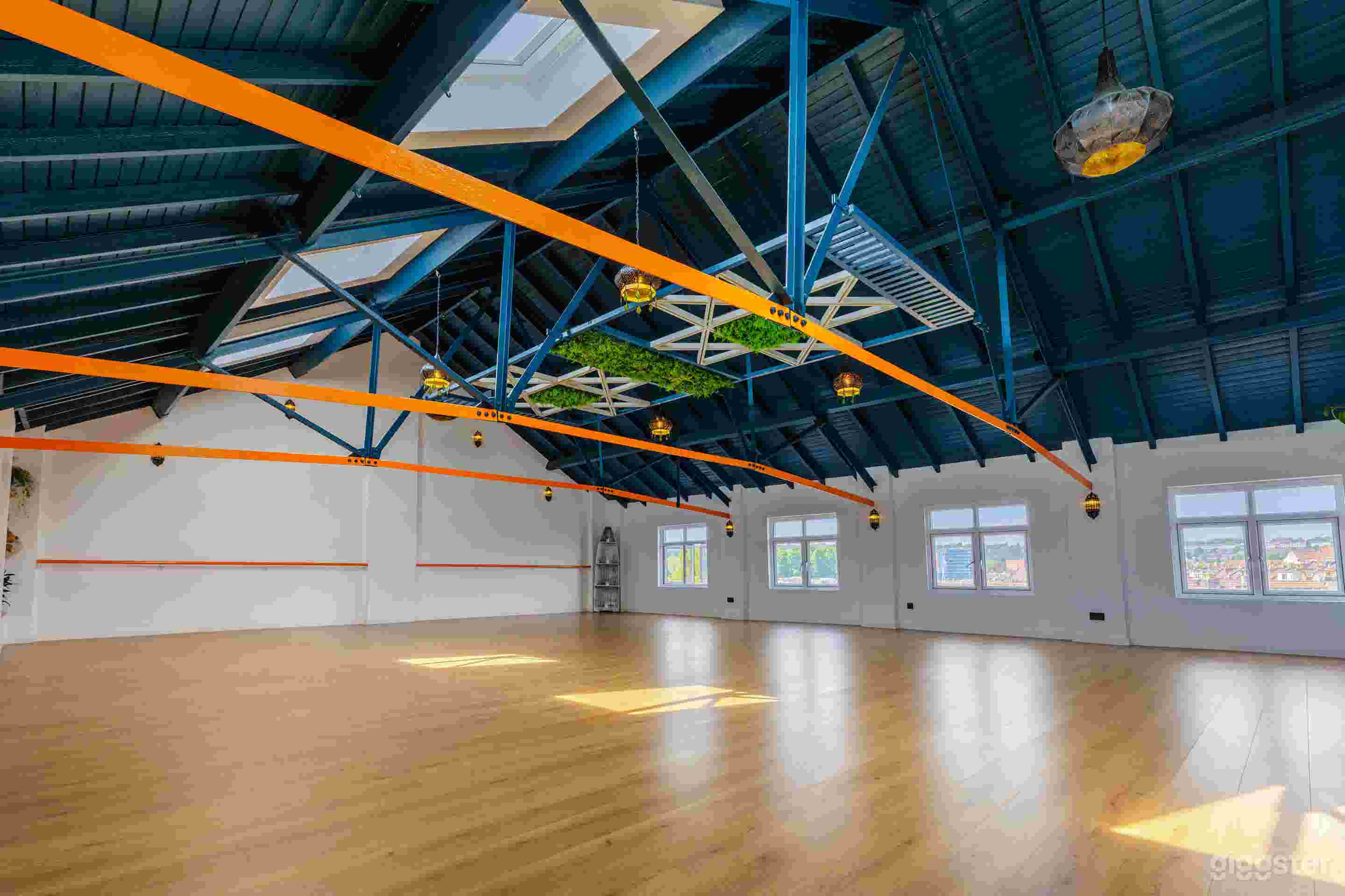 Beautiful Rooftop Studio with City Views Photo 2