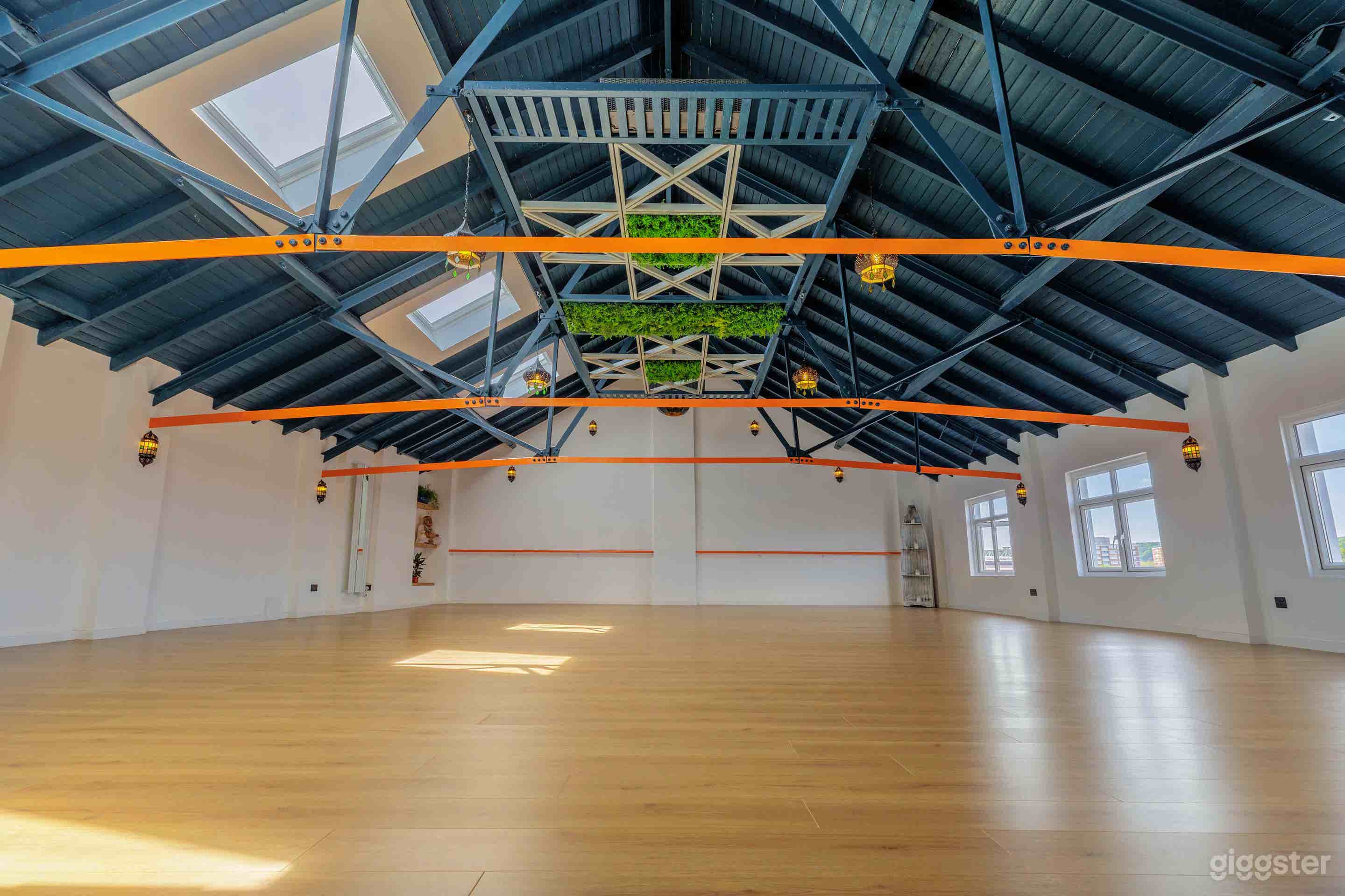 Beautiful Rooftop Studio with City Views Photo 4