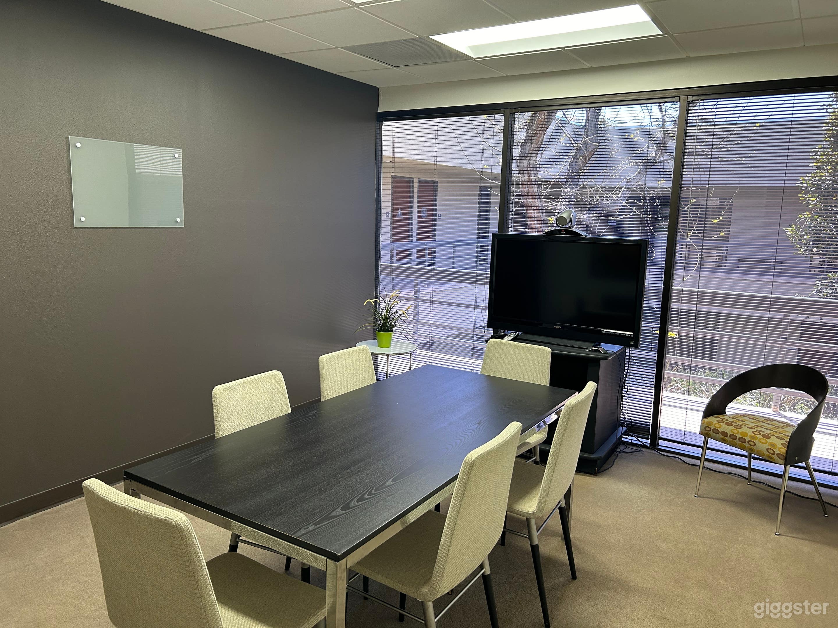 Warm Medium Conference Photo 4