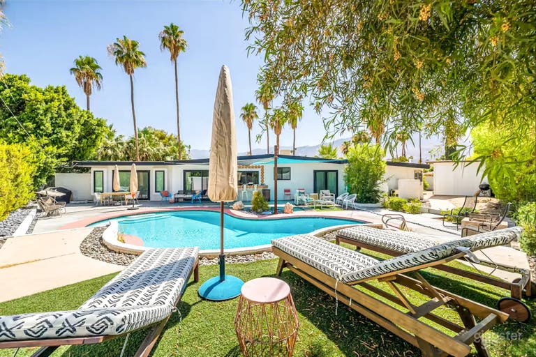  Modern & Versatile Backyard Pool 