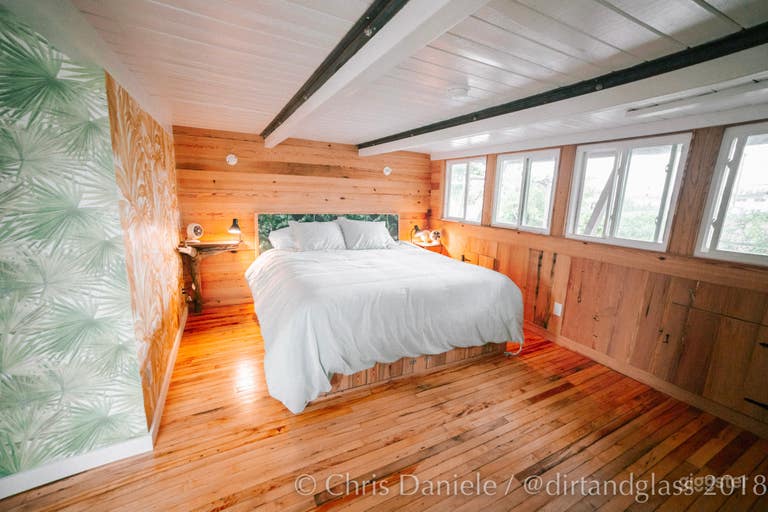  Renovated Houseboat 