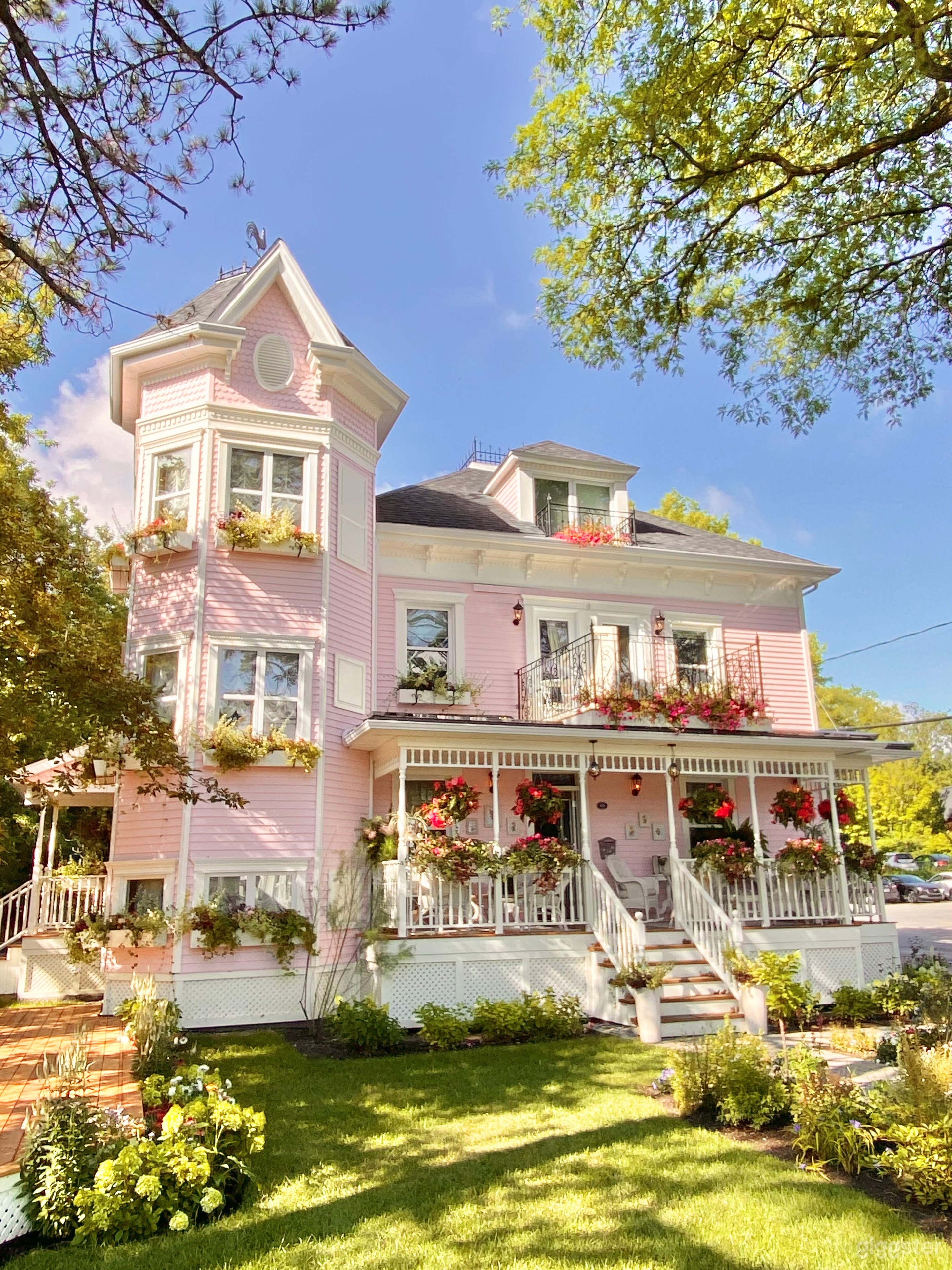 Maison Rose - A UNIQUE victorian pink mansion Photo 2