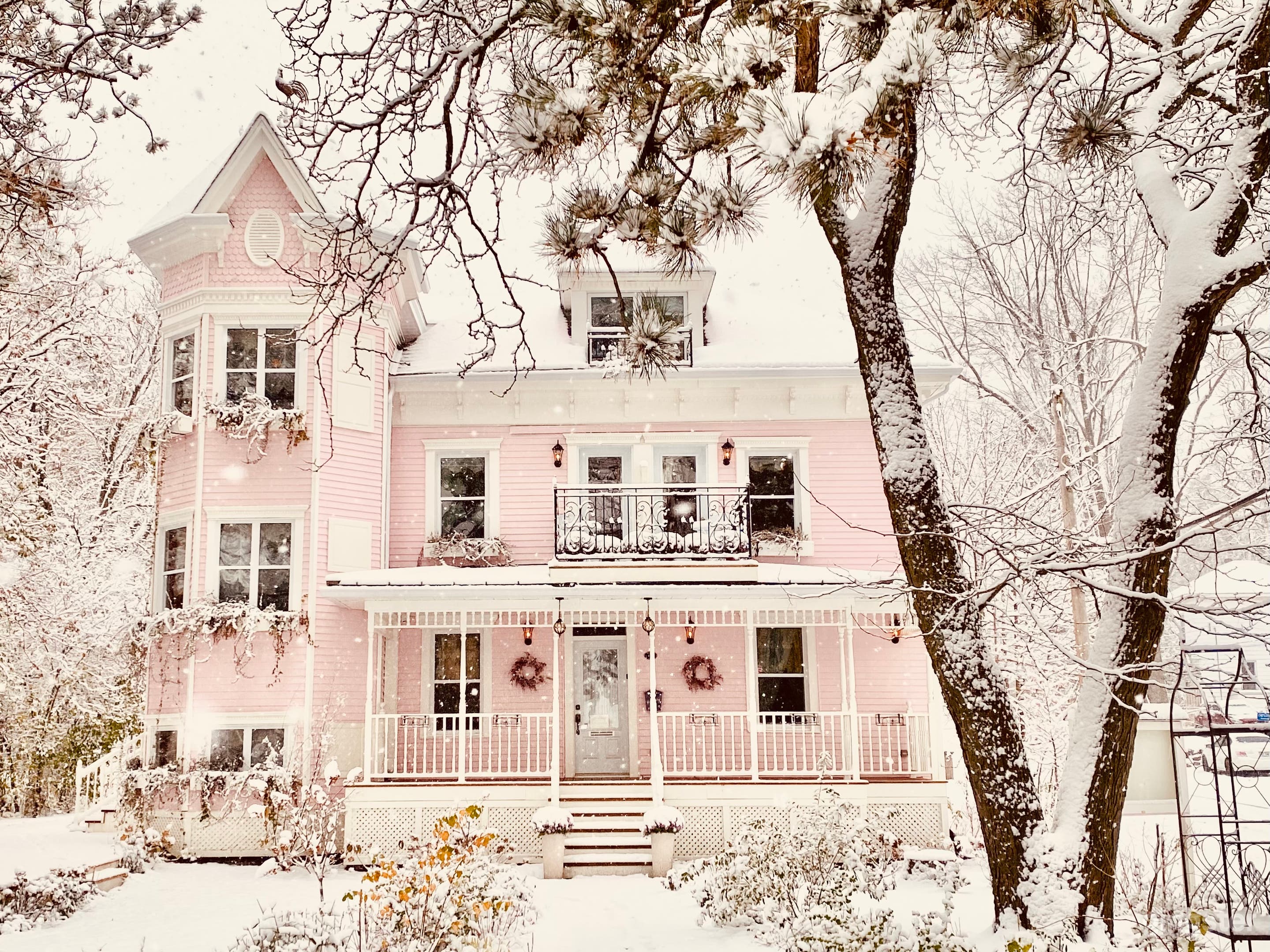 Maison Rose - A UNIQUE victorian pink mansion Photo 3