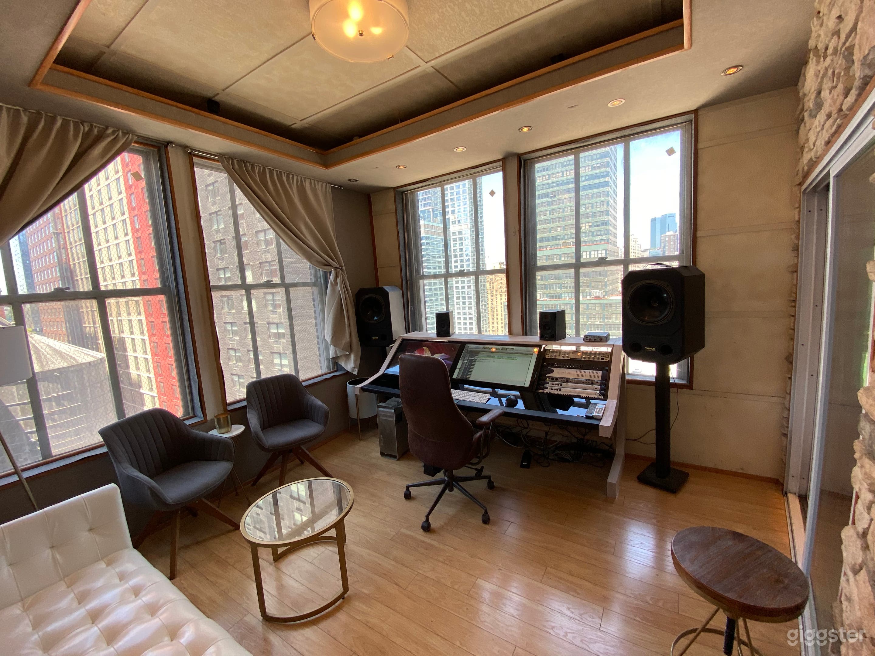 Manhattan Recording Studio with a Skyline View Photo 2